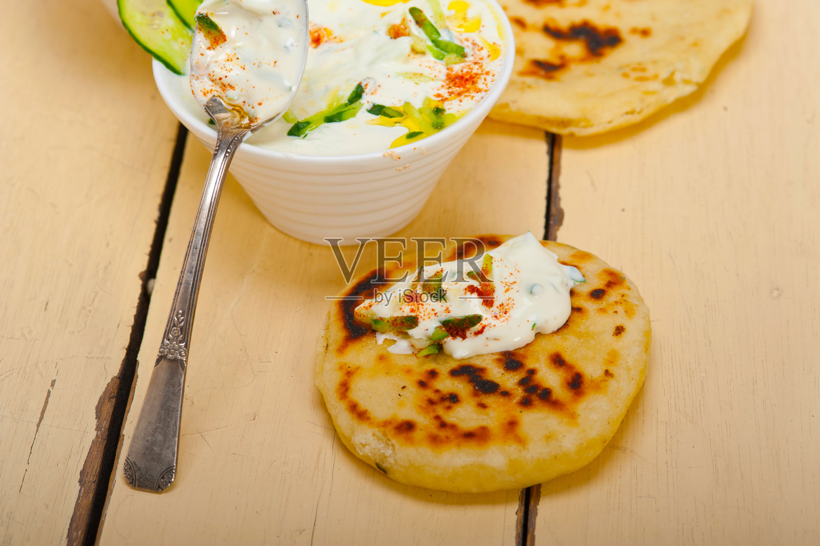 阿拉伯中东山羊酸奶和黄瓜沙拉照片摄影图片