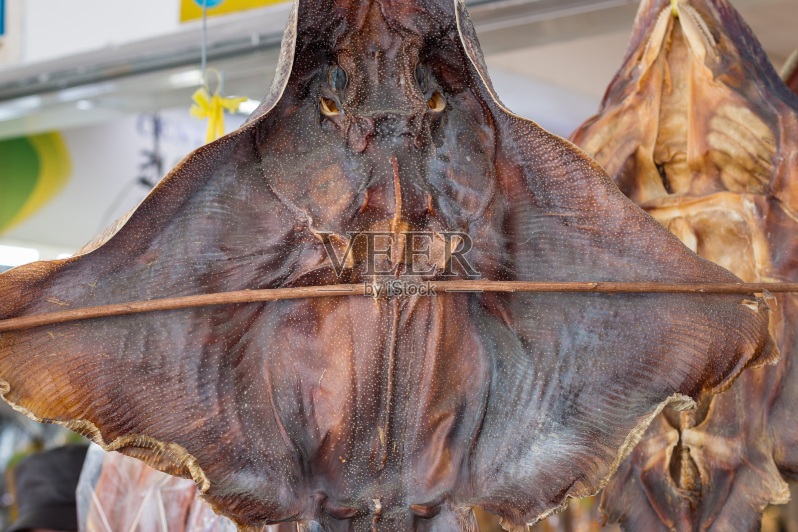 韩国食品市场上的鱼干照片摄影图片