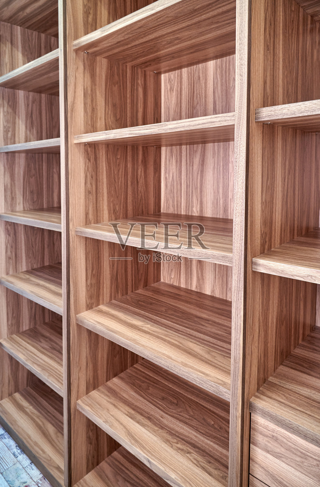 胡桃木实心贴面橱柜在空的步入式壁橱照片摄影图片