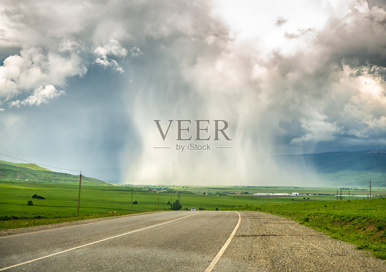 云落到了地上。照片摄影图片