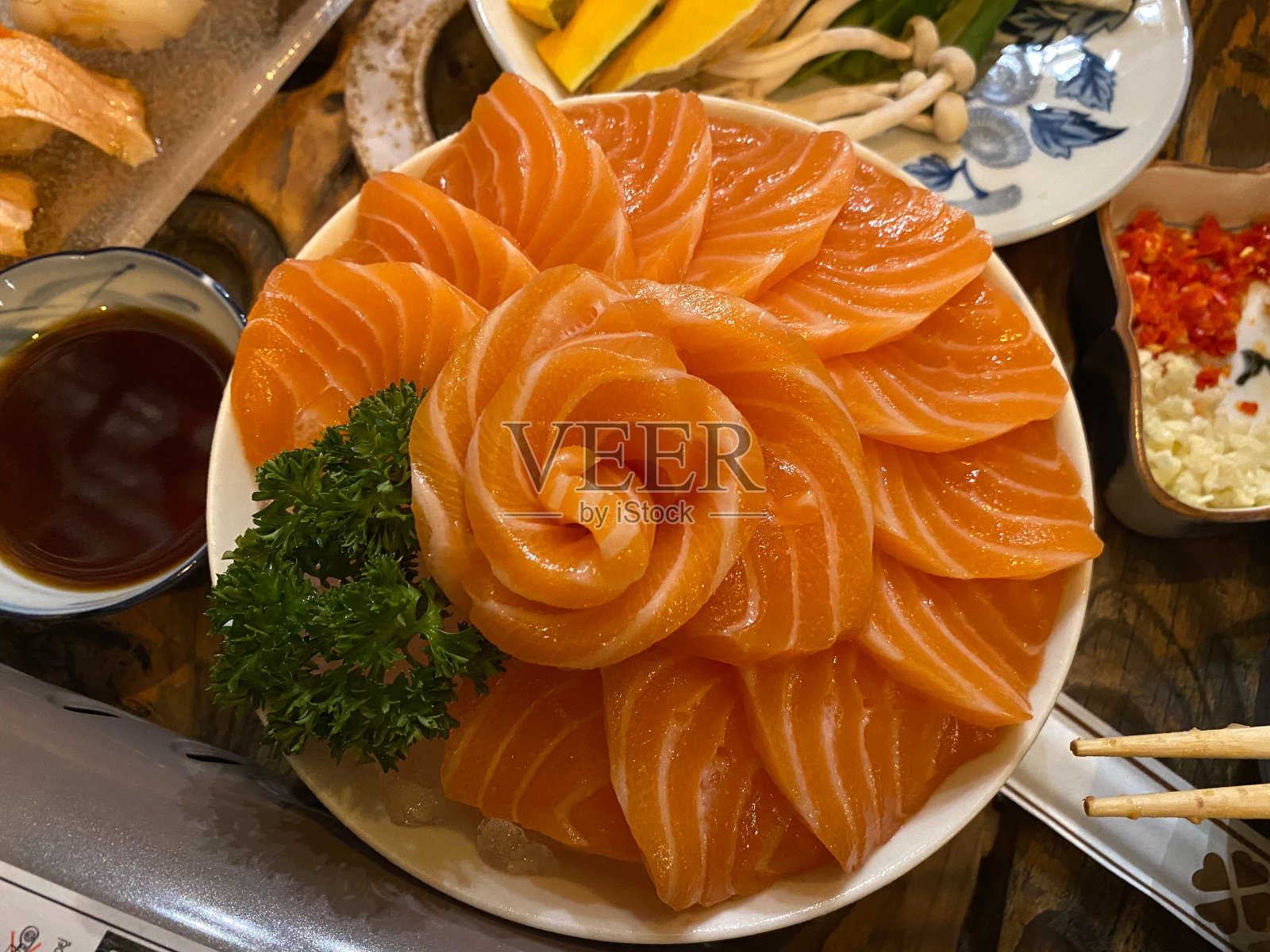 优质的日本食物三文鱼生鱼片在一个大碗。照片摄影图片