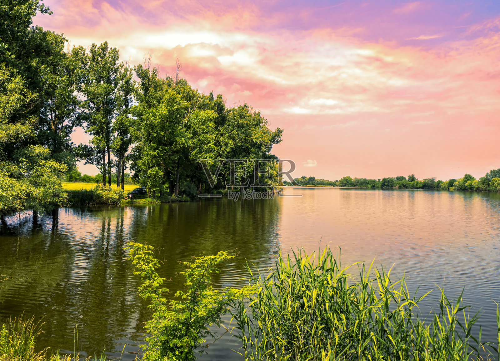 日落时休闲和钓鱼的美丽地方照片摄影图片