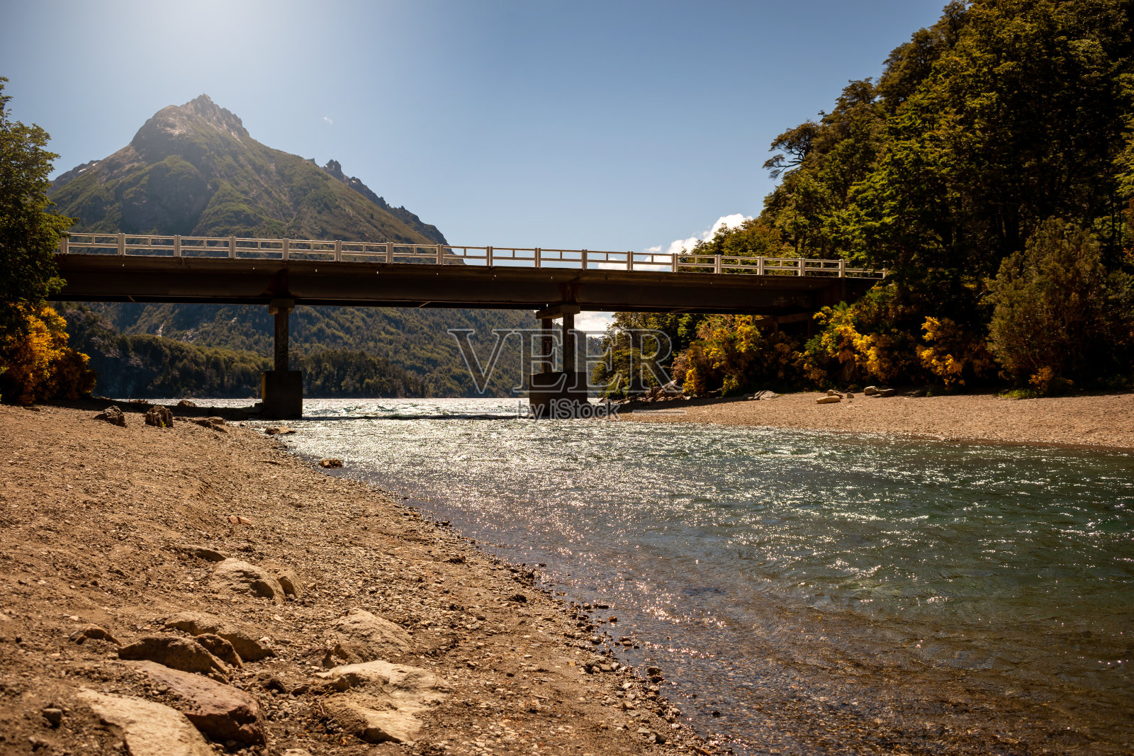 穿过桥下的透明河流照片摄影图片