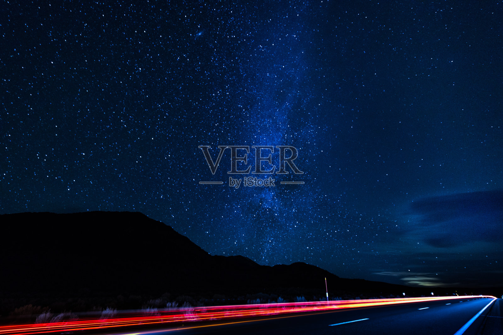 高速公路附近的银河照片摄影图片