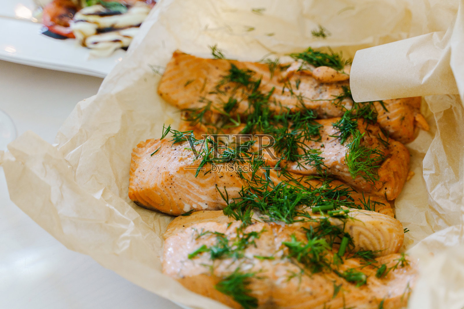 用小茴香调味的美味炸鲑鱼片。照片摄影图片