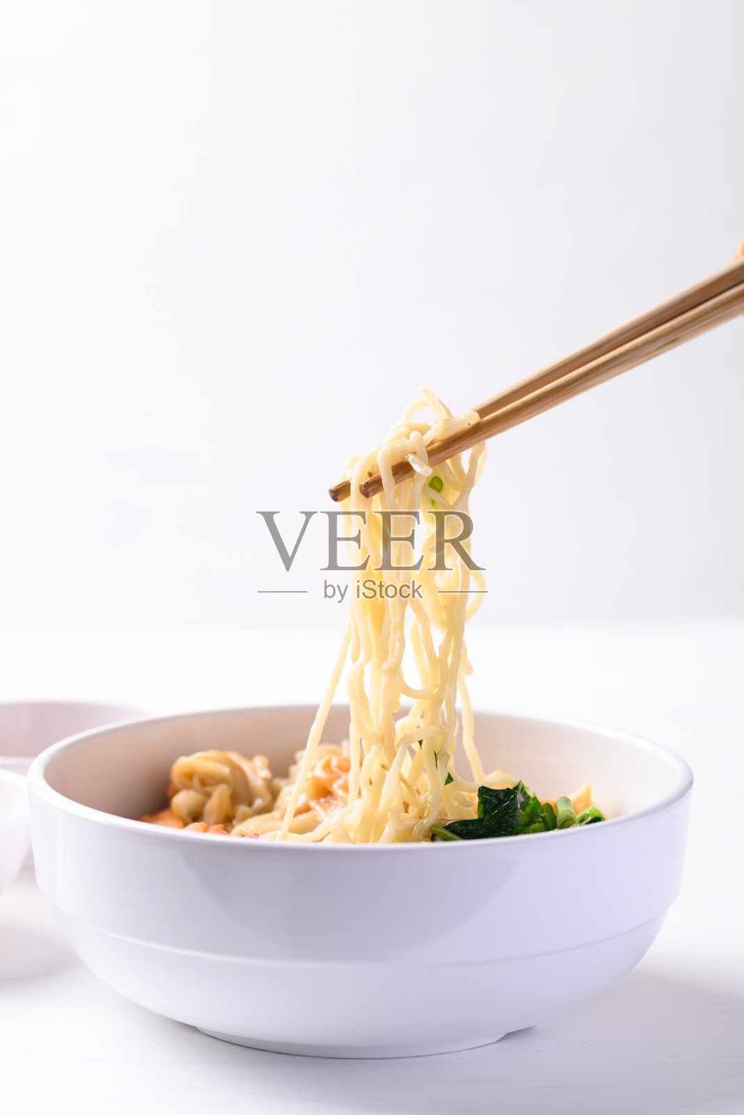 馄饨汤面和烤红猪肉，亚洲食品照片摄影图片