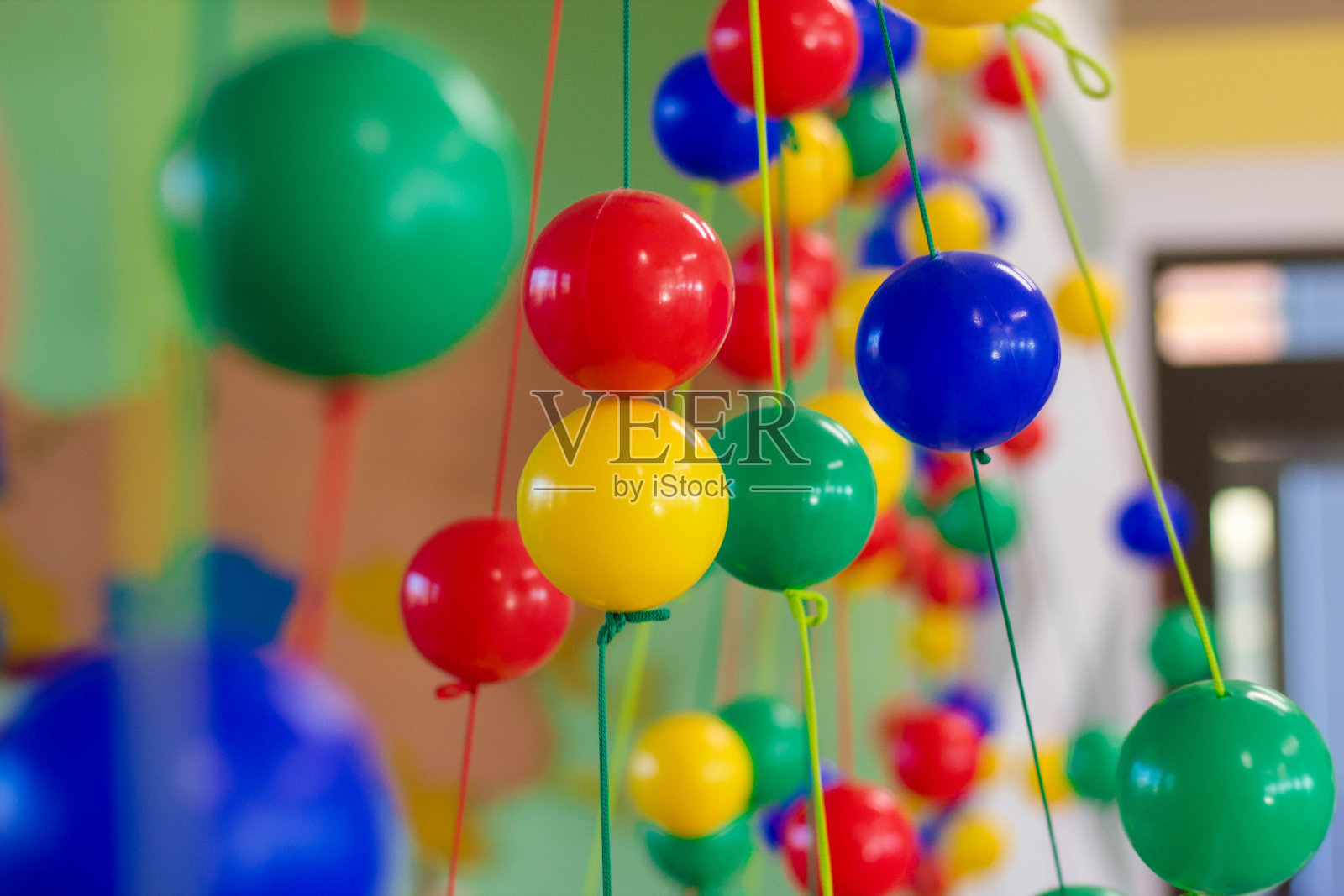 五颜六色的塑料球挂在孩子们的房间里。关闭计划照片摄影图片