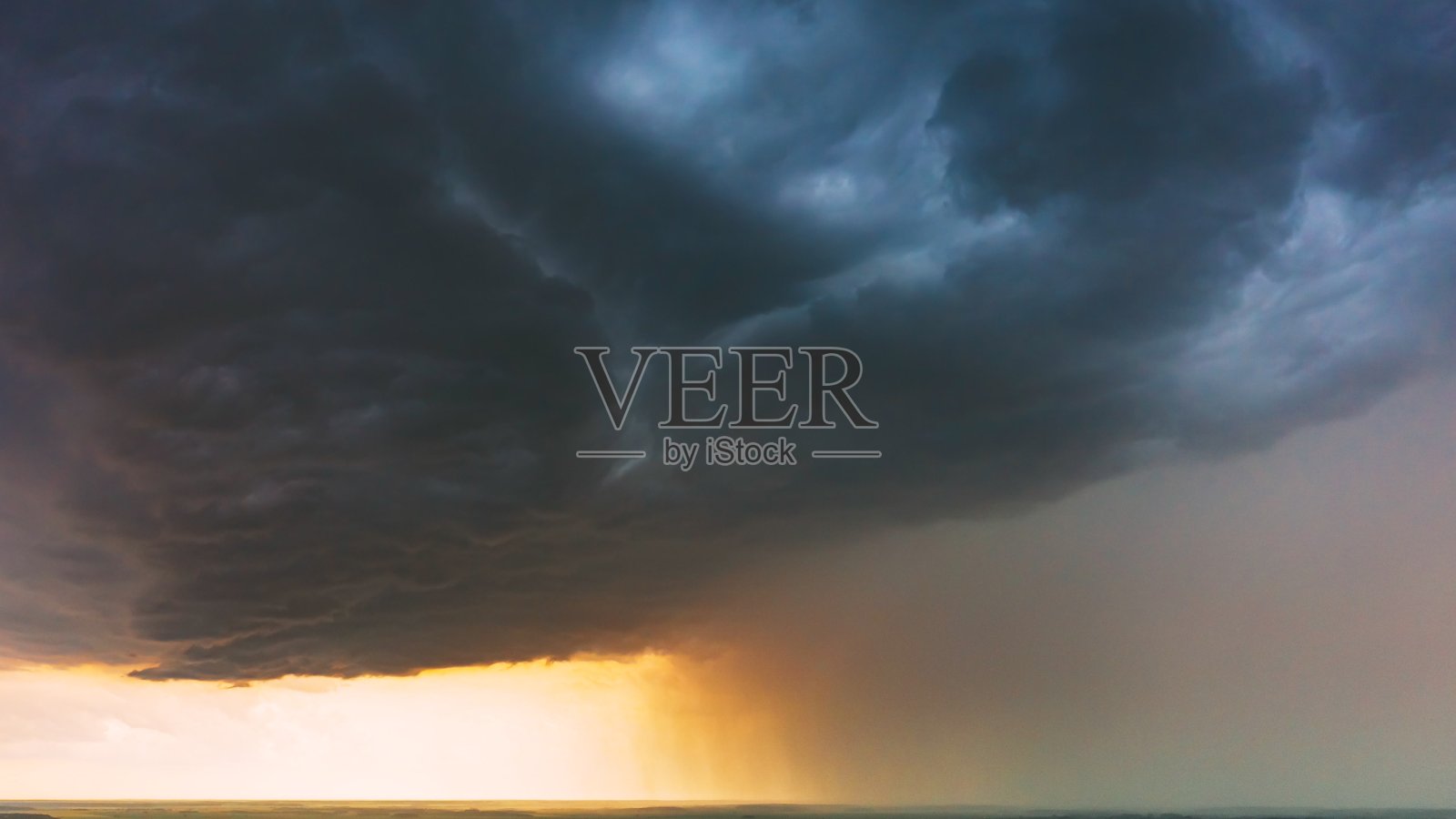 鸟瞰图风暴多云下雨的天空。雨天乌云密布的天空。小镇上的暴风雨和大雨。坏天气Dronelapse。时间流逝，时间流逝，时间流逝。无人机飞行，无人机Hyper lapse 4K雷电雷暴照片摄影图片