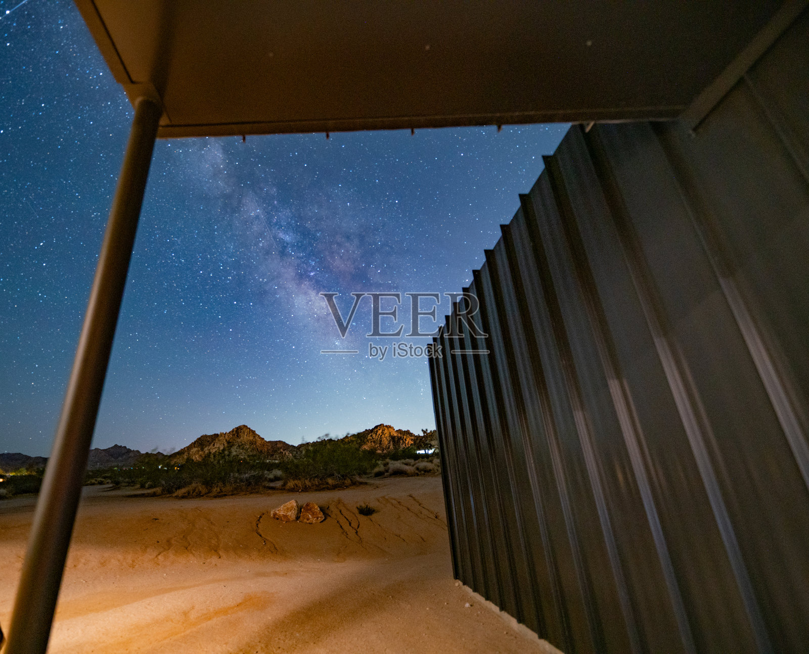 八月，在约书亚树的星空下照片摄影图片