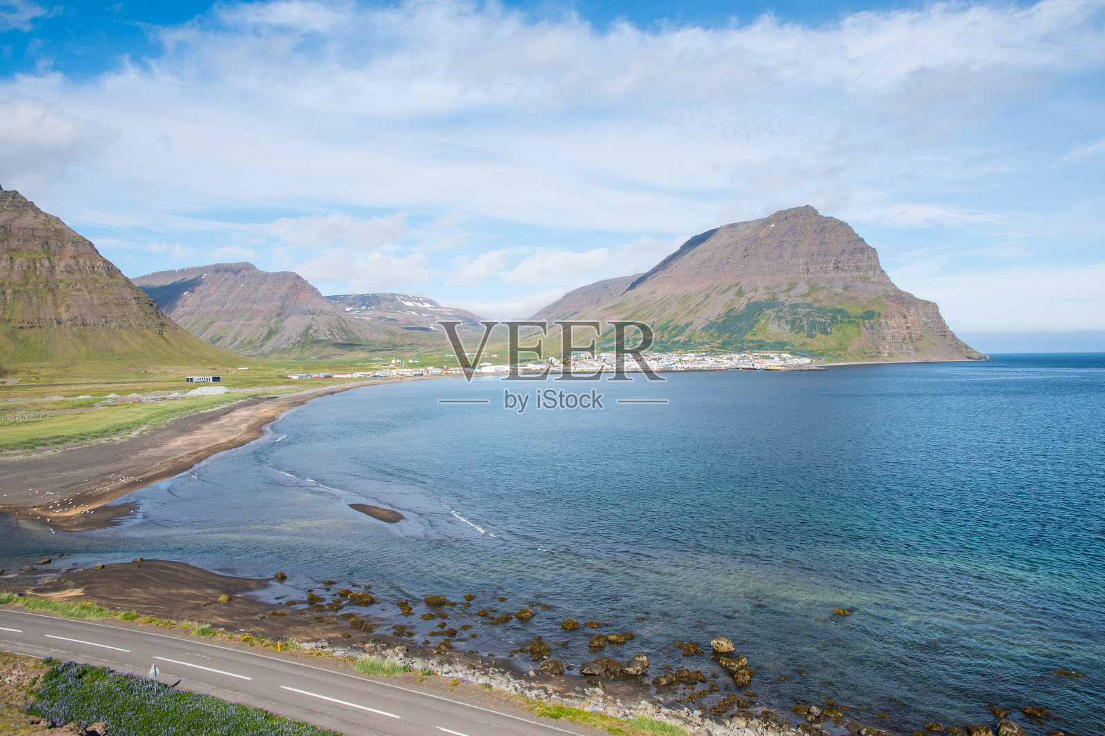 俯瞰Bolungarvik朝向城镇和Tradarhyrna山照片摄影图片