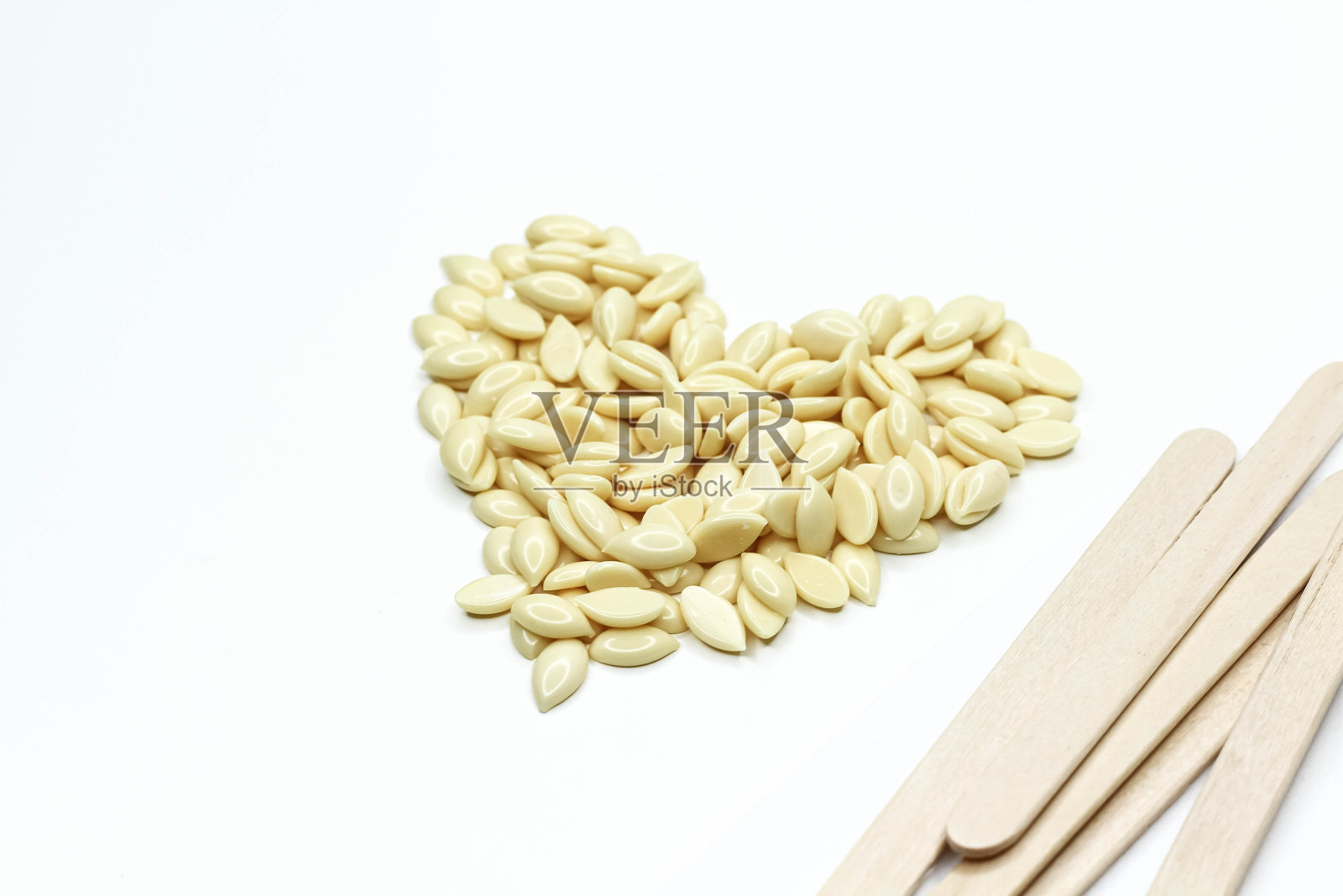 脱毛蜡。脱毛用蜡条。抹刀和蜡粒。照片摄影图片