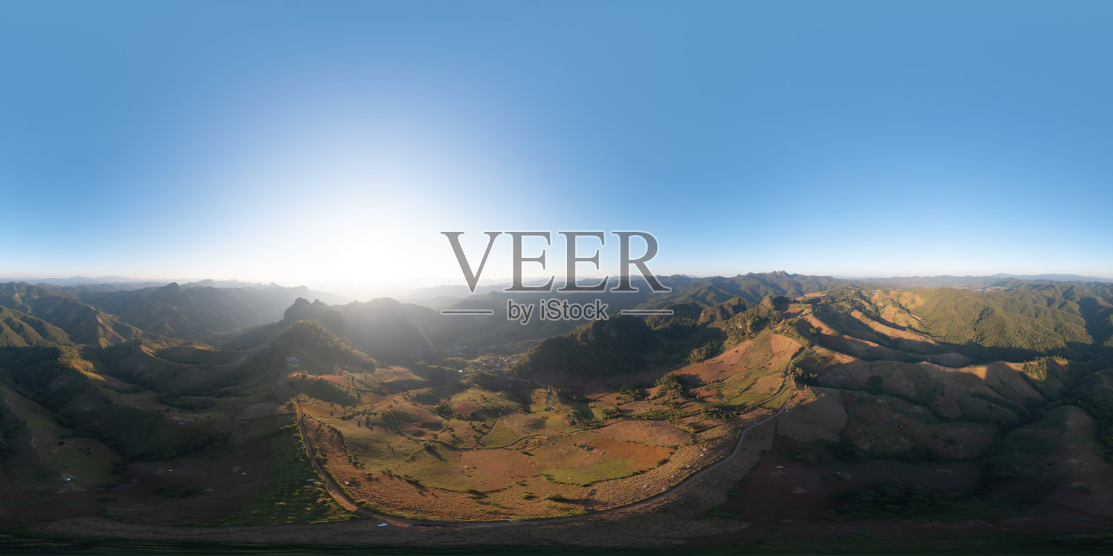 360全景，180度角无缝鸟瞰图，森林树木和绿色山丘。自然景观背景，泰国。照片摄影图片