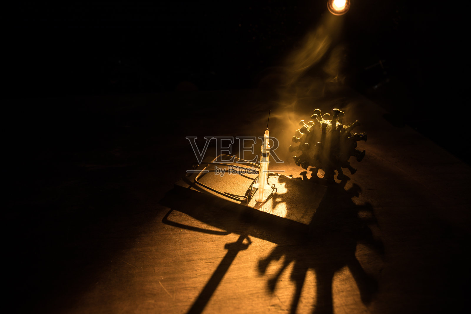 冠状病毒疫苗概念与注射器和绿色冠状病毒新微型。抗击冠状病毒的疫苗概念。创意装饰与雾和背光。照片摄影图片