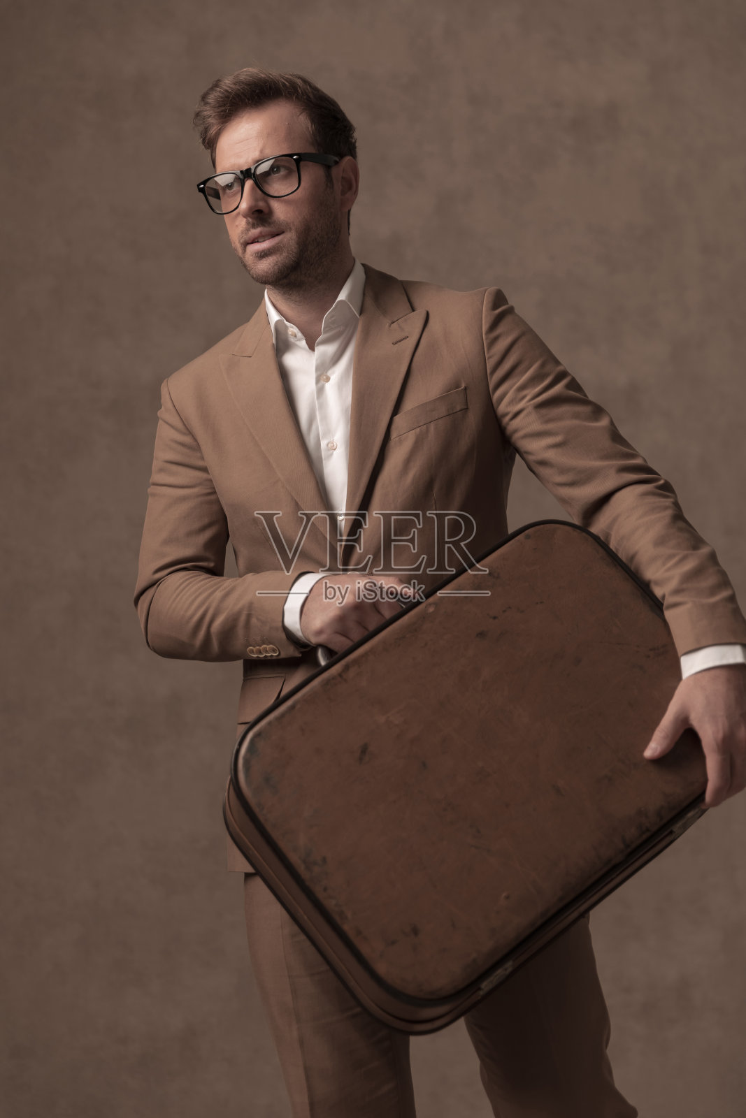 性感的商人拿着公文包摆姿势照片摄影图片