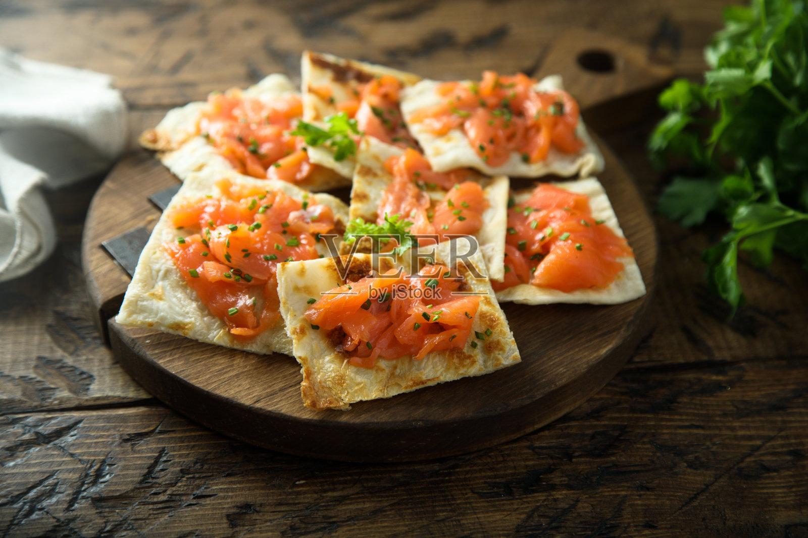 烟熏鲑鱼馅饼照片摄影图片