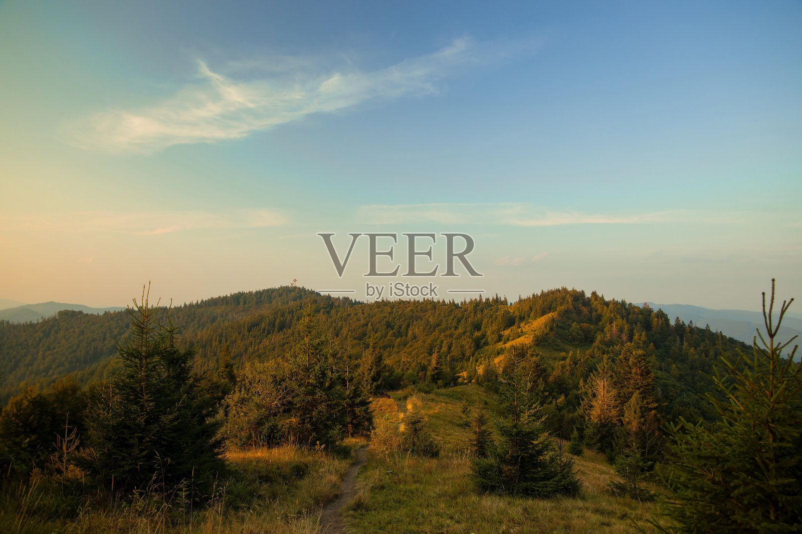 全景高原，高山，丘陵的景观，在晴朗的早晨，夏天的时间，大气，宁静的心情照片摄影图片