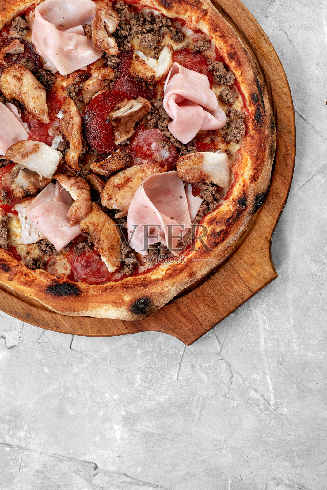 肉意大利披萨配烤牛肉，牛排片，融化的奶酪，橄榄片和切达奶酪。近,宏。披萨时间概念照片摄影图片