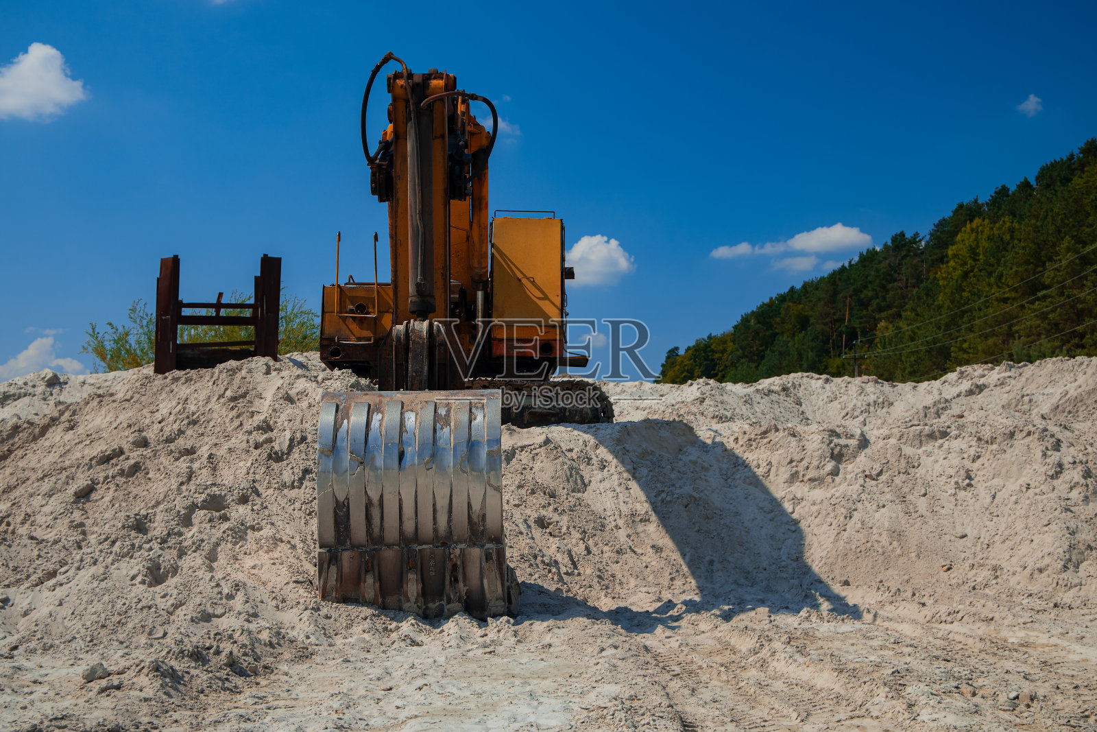 挖掘机建筑运输设备在土质沙山郊区施工照片摄影图片