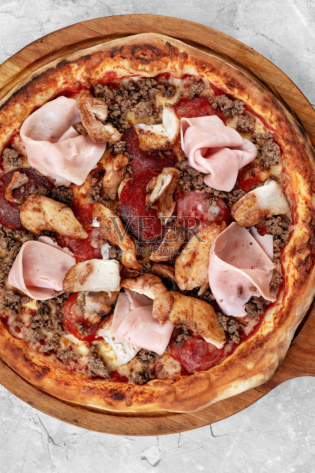 肉意大利披萨配烤牛肉，牛排片，融化的奶酪，橄榄片和切达奶酪。近,宏。披萨时间概念照片摄影图片