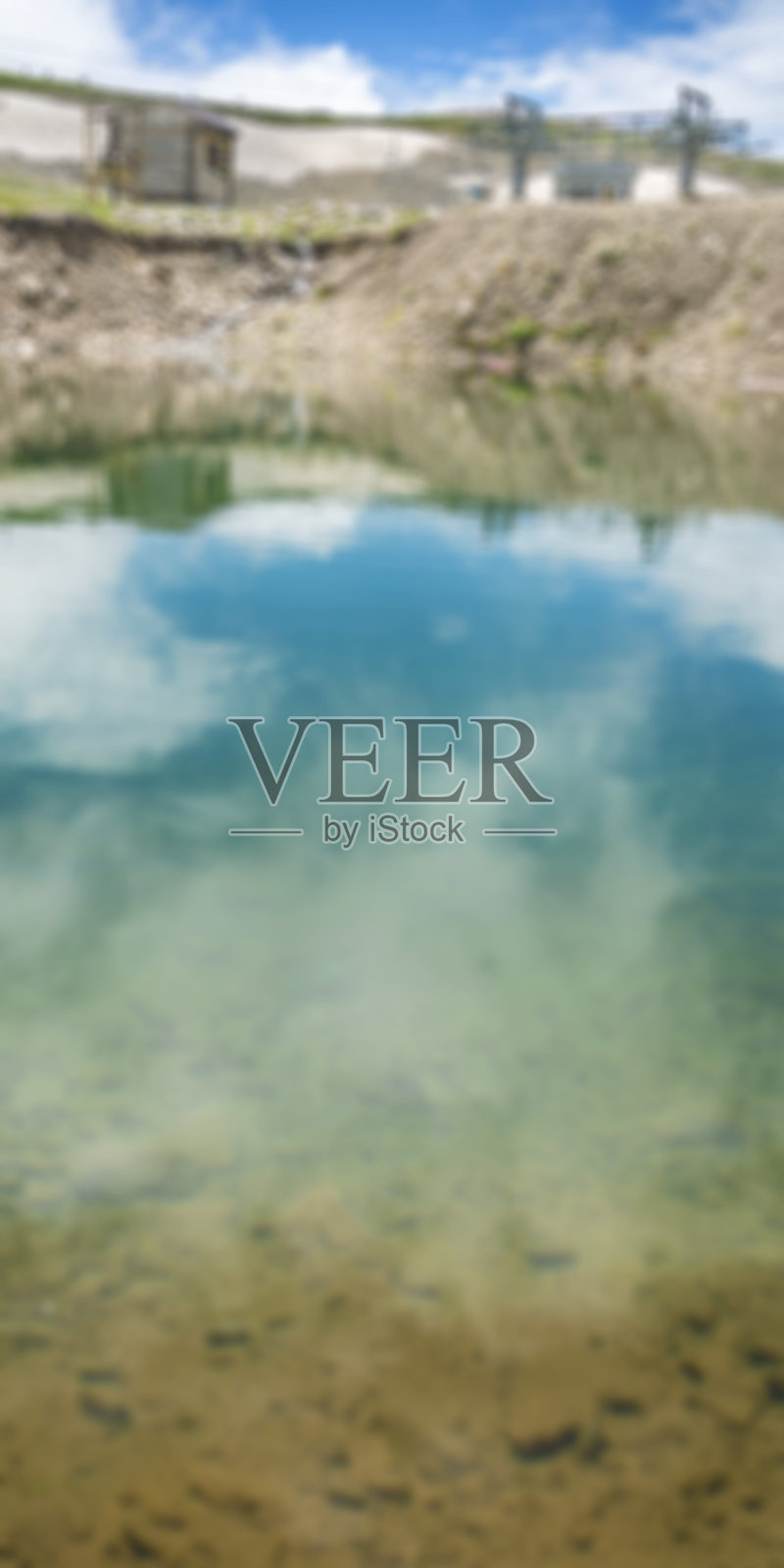 在山顶融化的积雪形成了清澈的湖水。垂直格式。照片摄影图片