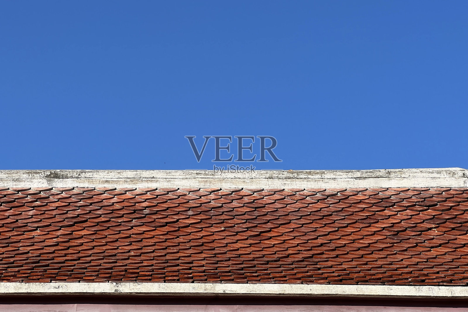 老屋顶和蓝天的特写照片摄影图片