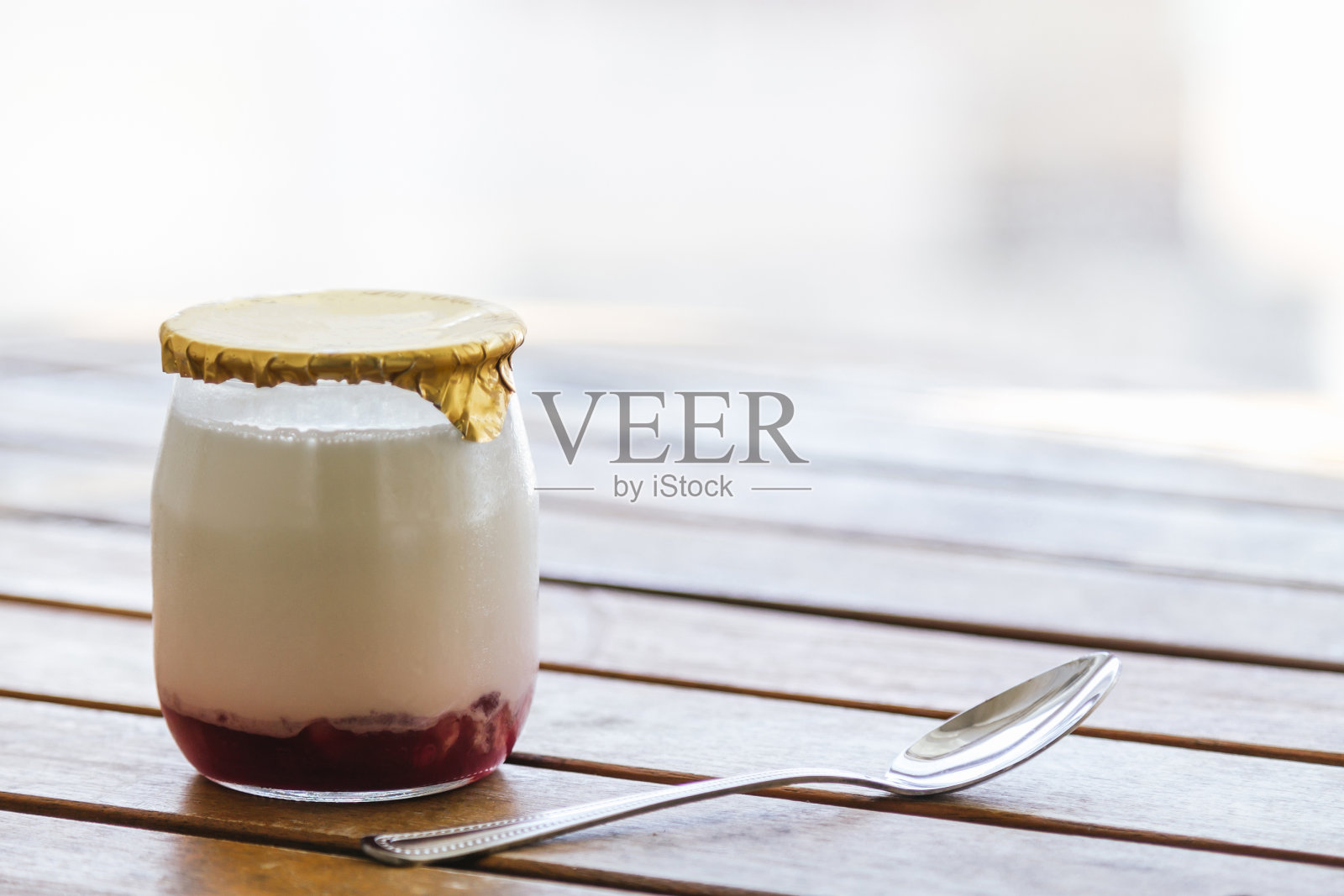 玻璃罐里的希腊酸奶照片摄影图片