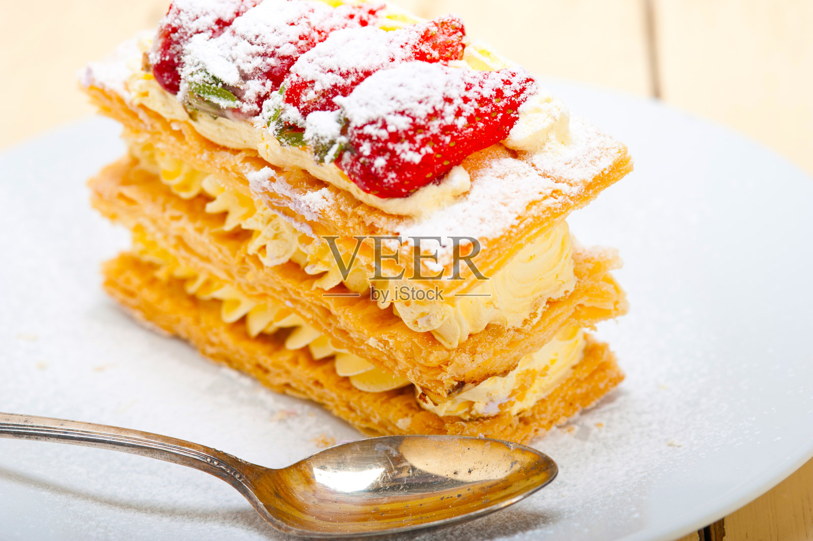 拿破仑草莓蛋糕甜点照片摄影图片