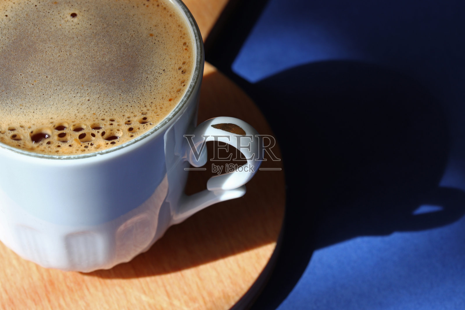 桌上有一杯土耳其咖啡照片摄影图片