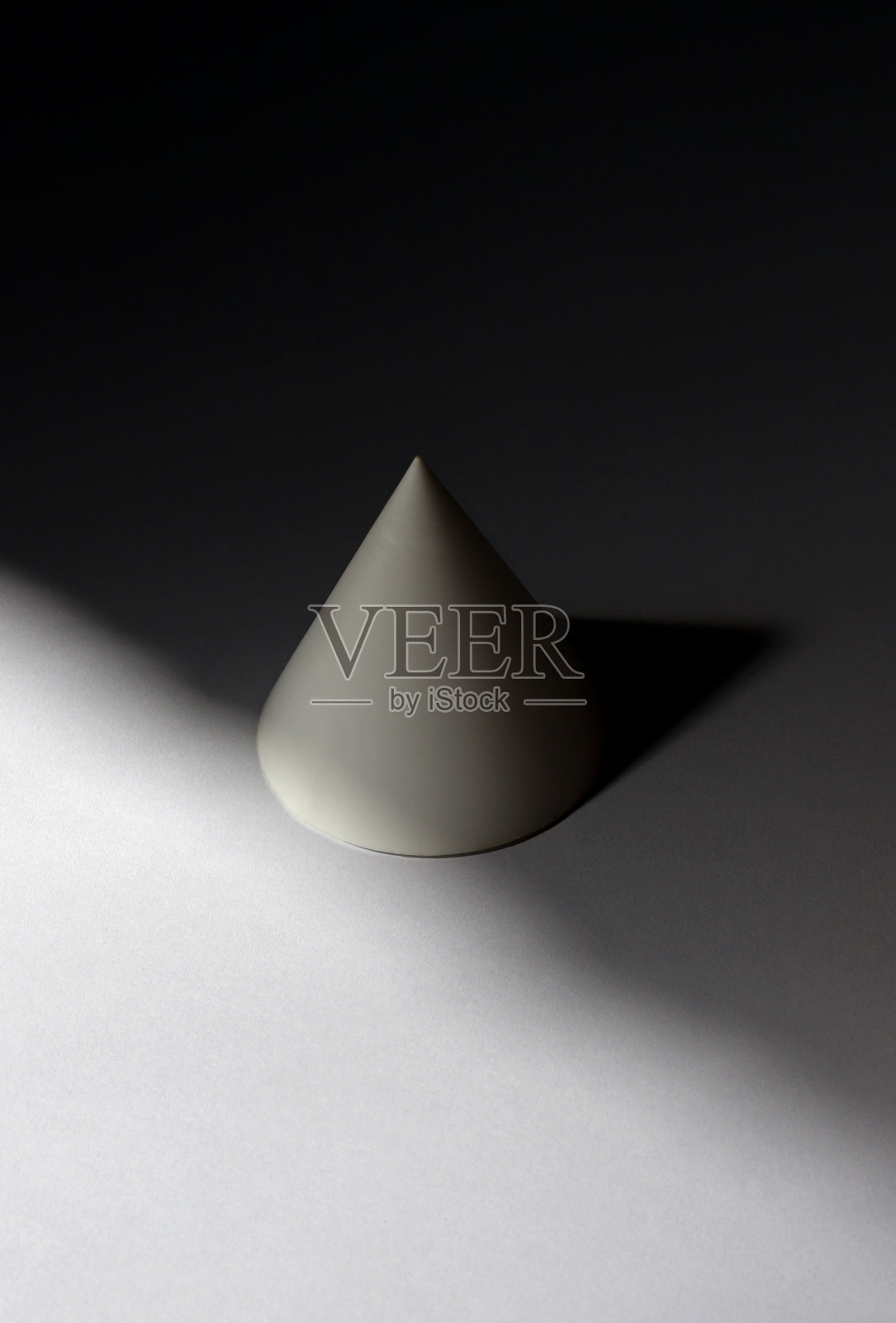 白色圆锥形状与阴影照片摄影图片