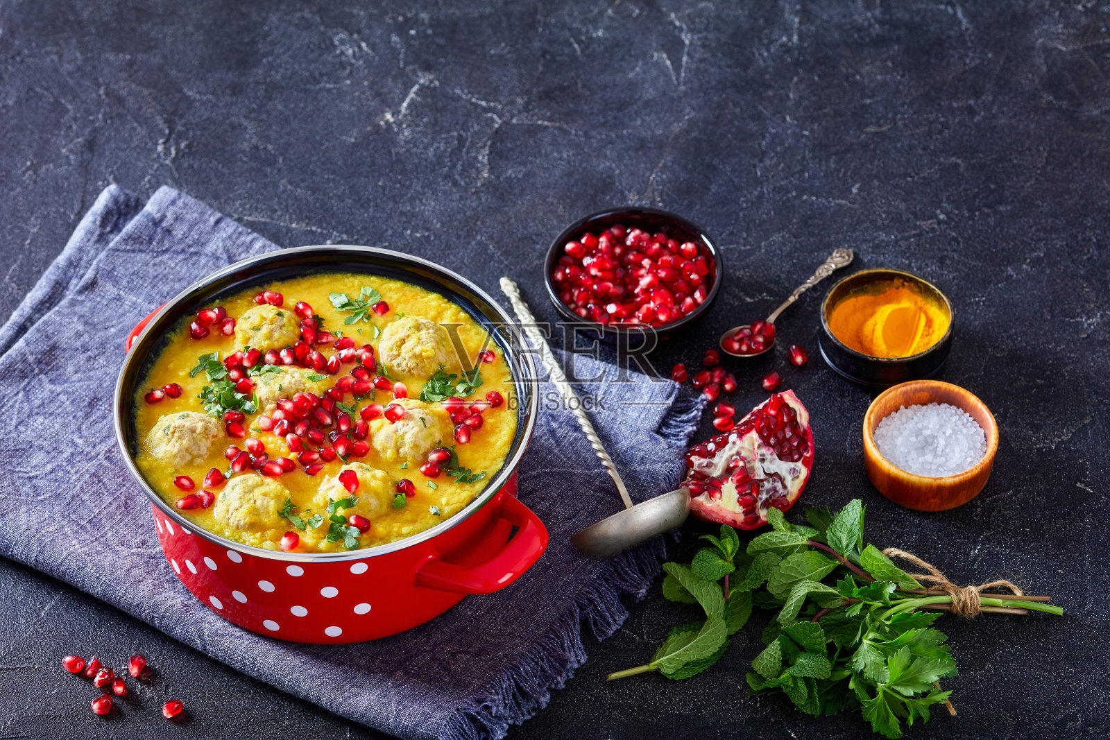 阿纳灰，波斯豌豆石榴汤照片摄影图片