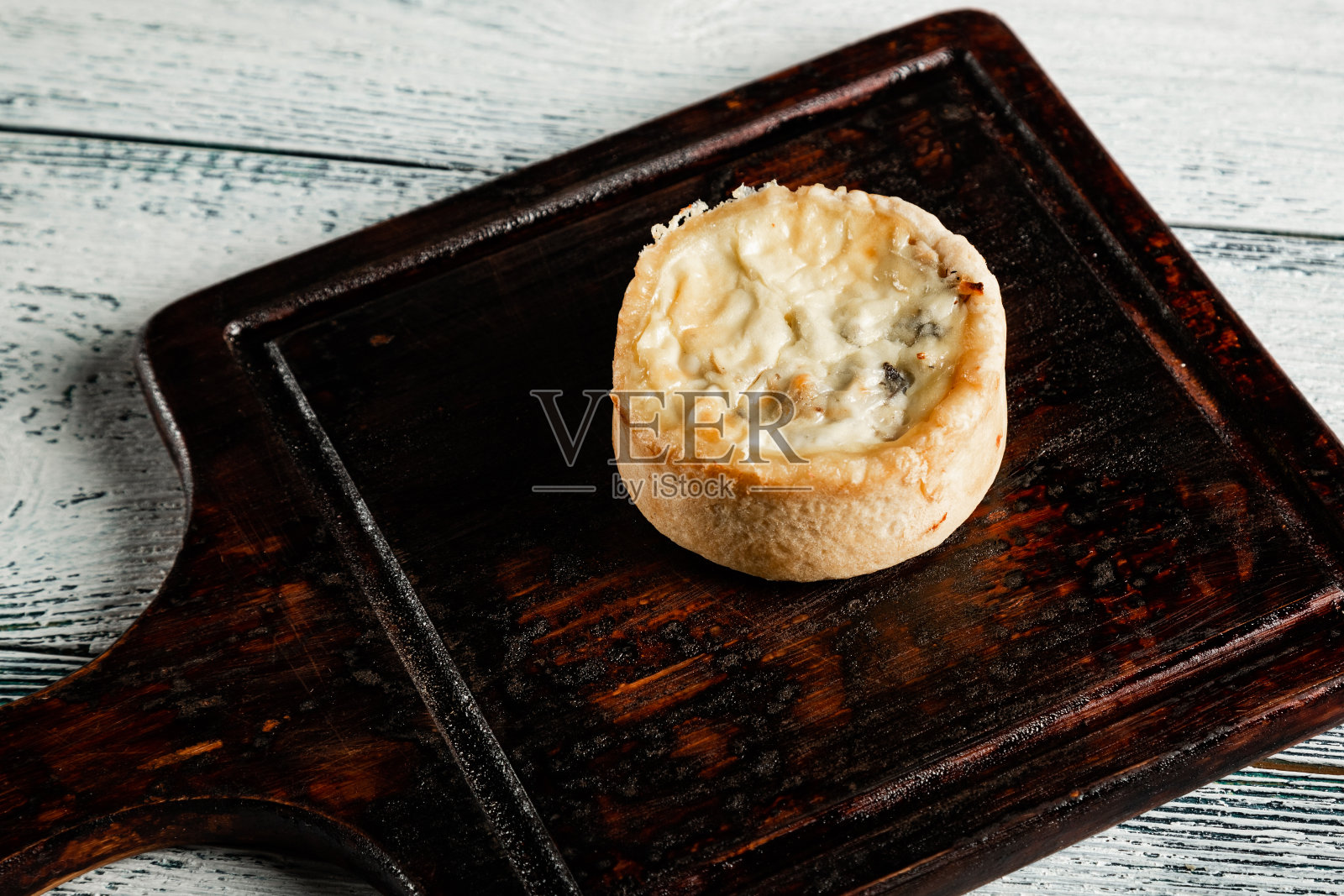 朱利安在一块旧的棕色木板上。木制背景。照片摄影图片