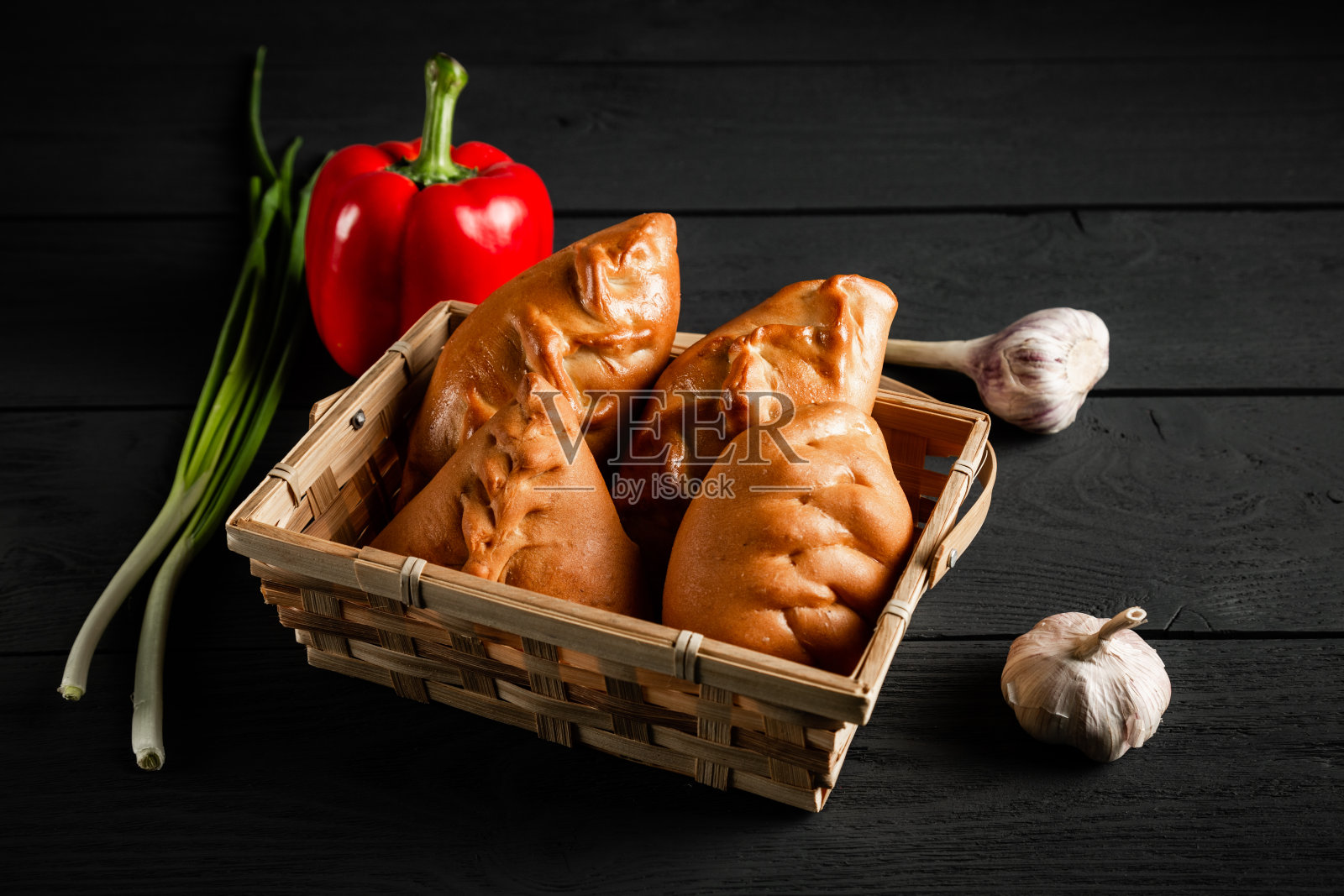 柳条篮子里的美味派。黑色木制背景。有一个复制空间。照片摄影图片