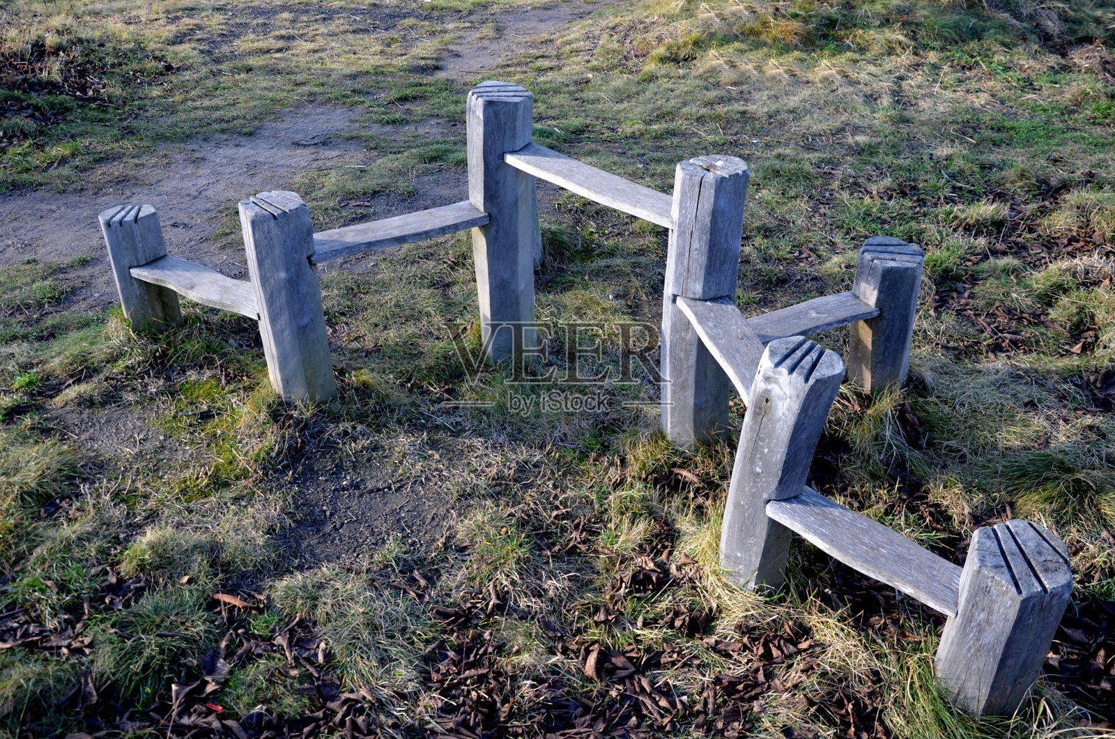 登上障碍和金属台阶，克服障碍课程的障碍，提高运动的协调性。被忽视的草甸草地照片摄影图片