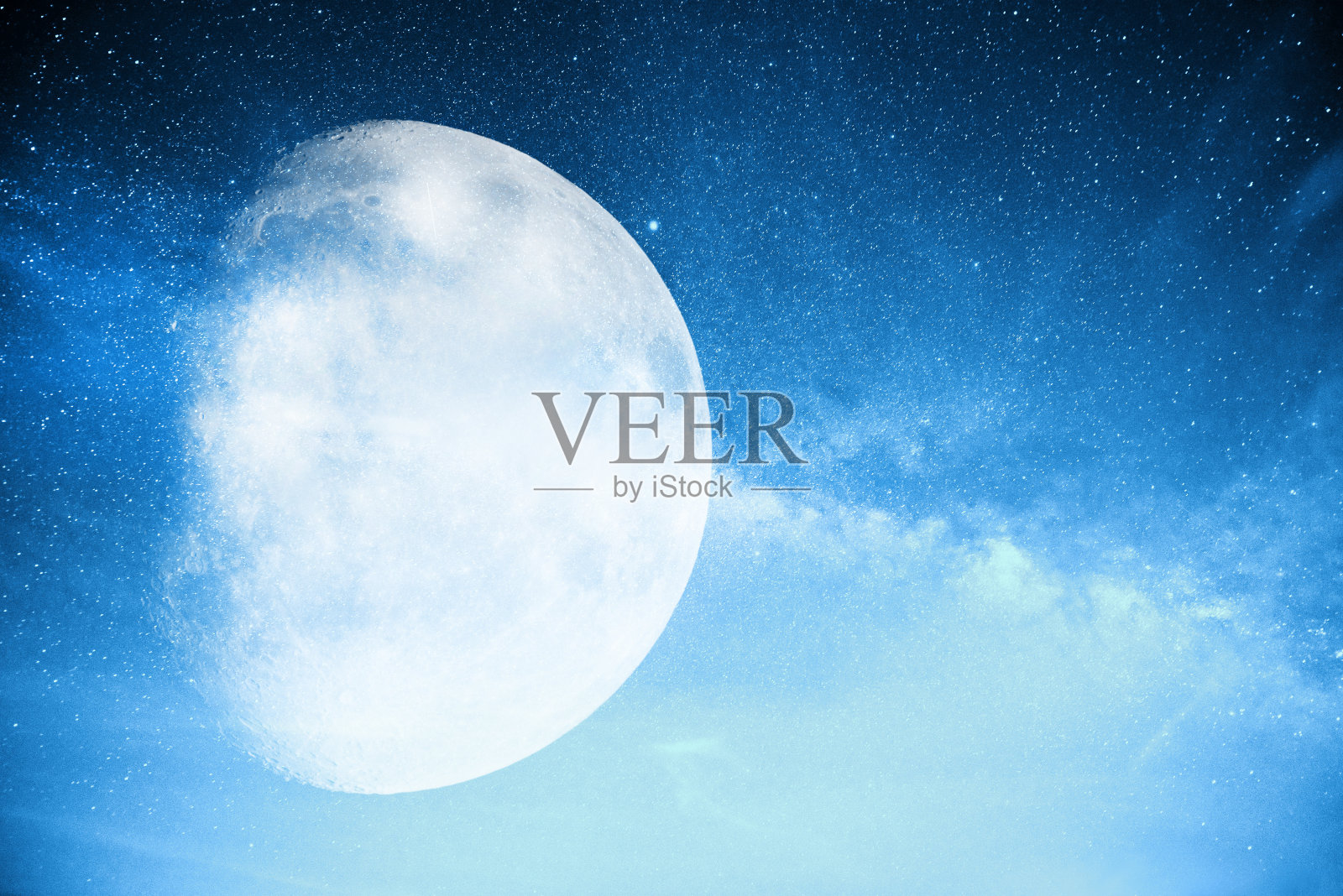 神奇的蓝色夜空景观，云层、满月和星星的特写。照片摄影图片