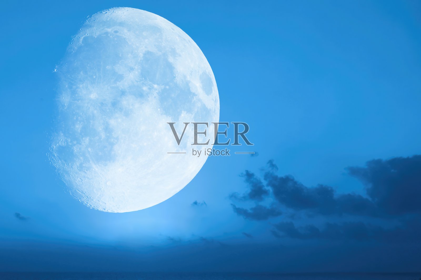 神奇的蓝色夜空景观，云层、满月和星星的特写。照片摄影图片