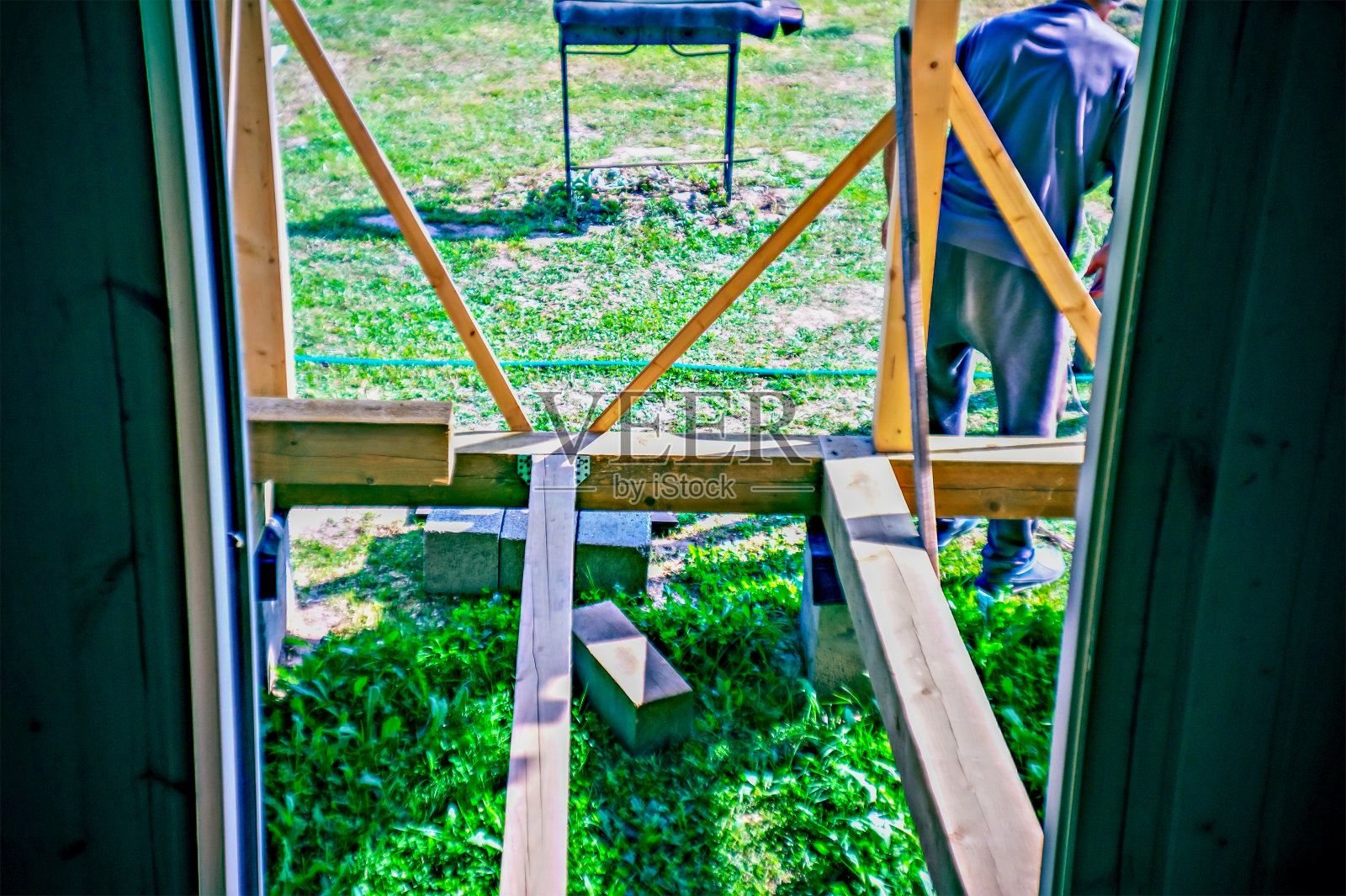 夏天未完工的乡村木屋照片摄影图片