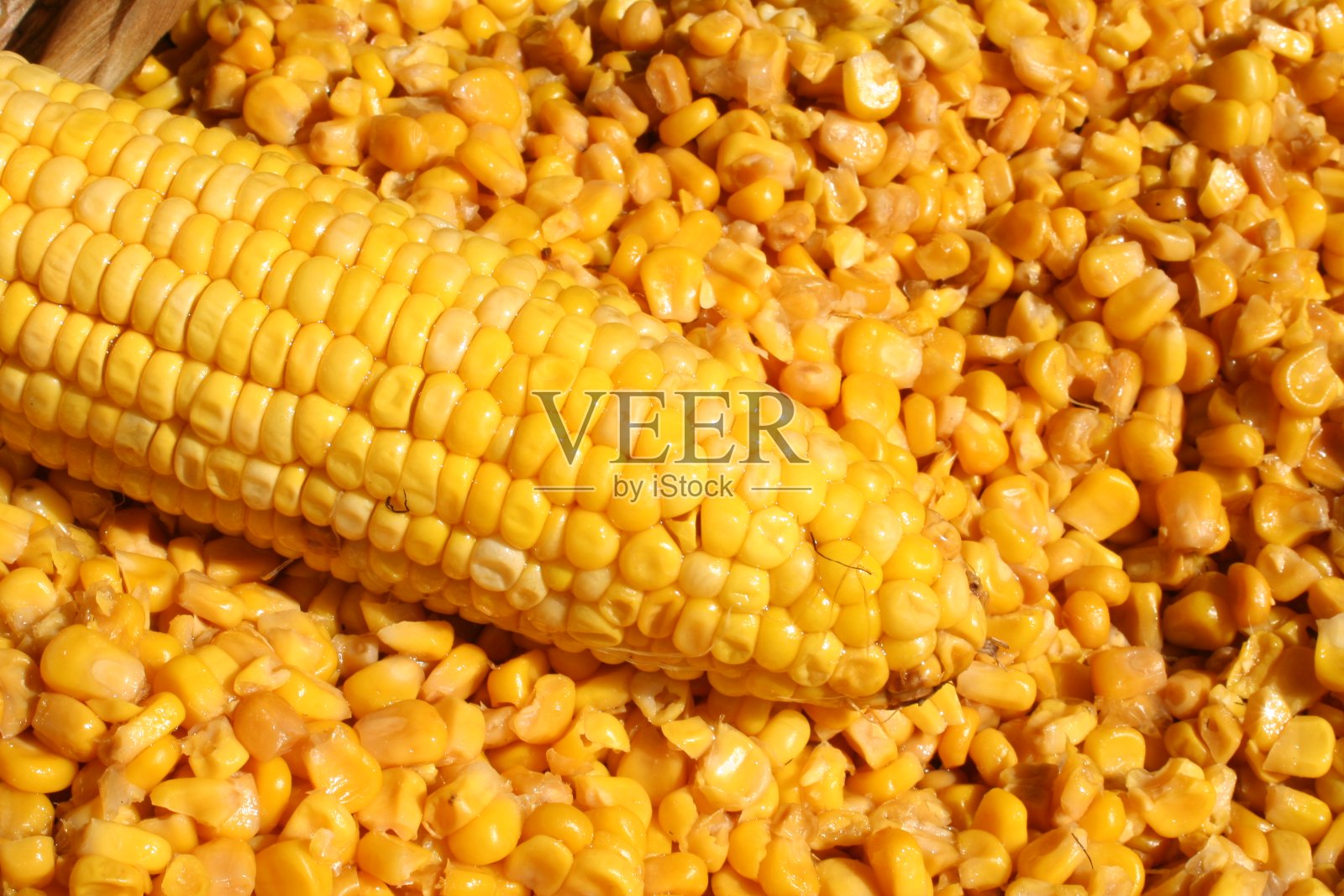 新鲜的烤甜玉米在县集市照片摄影图片