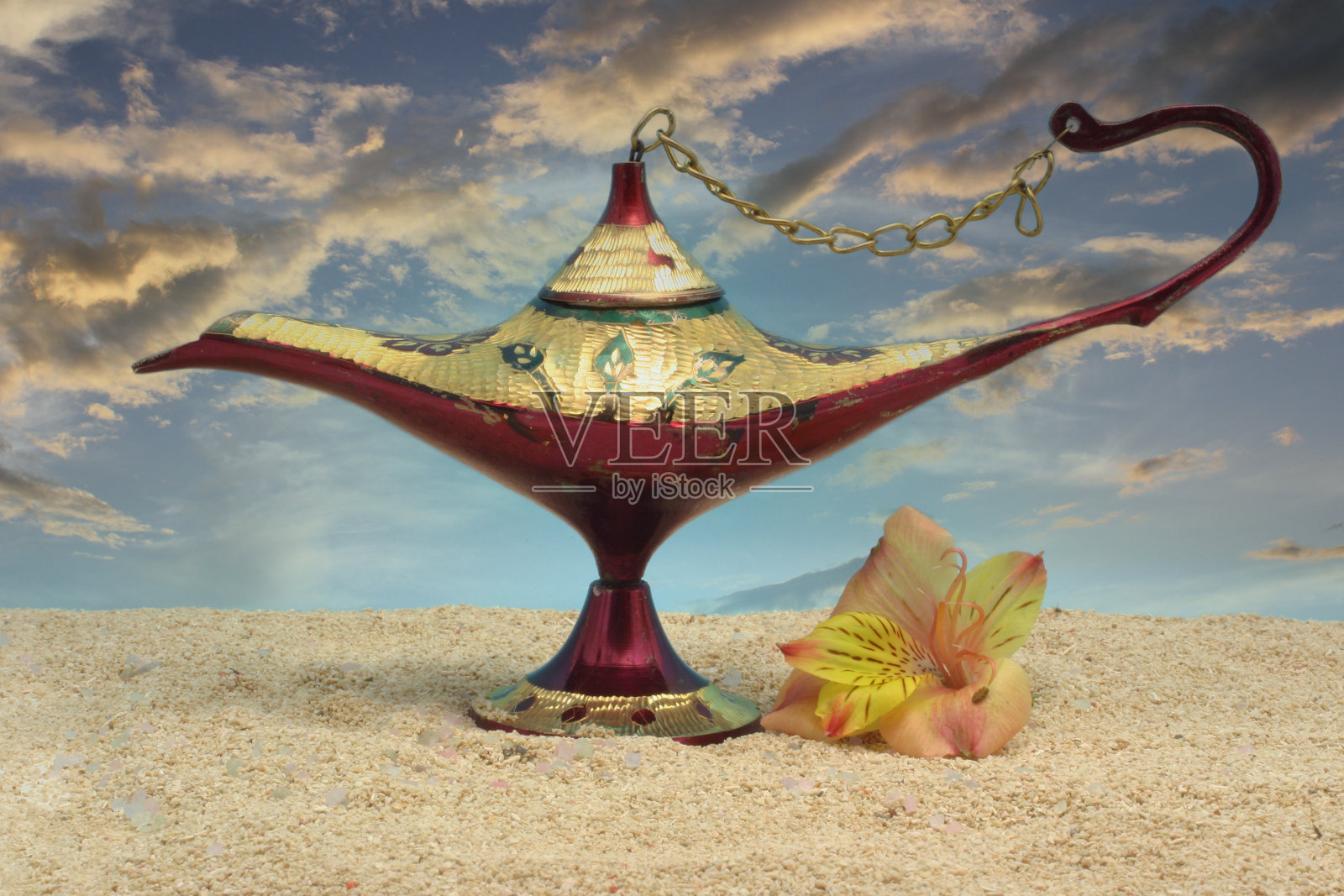 来自中东的旧油灯与多云的天空照片摄影图片