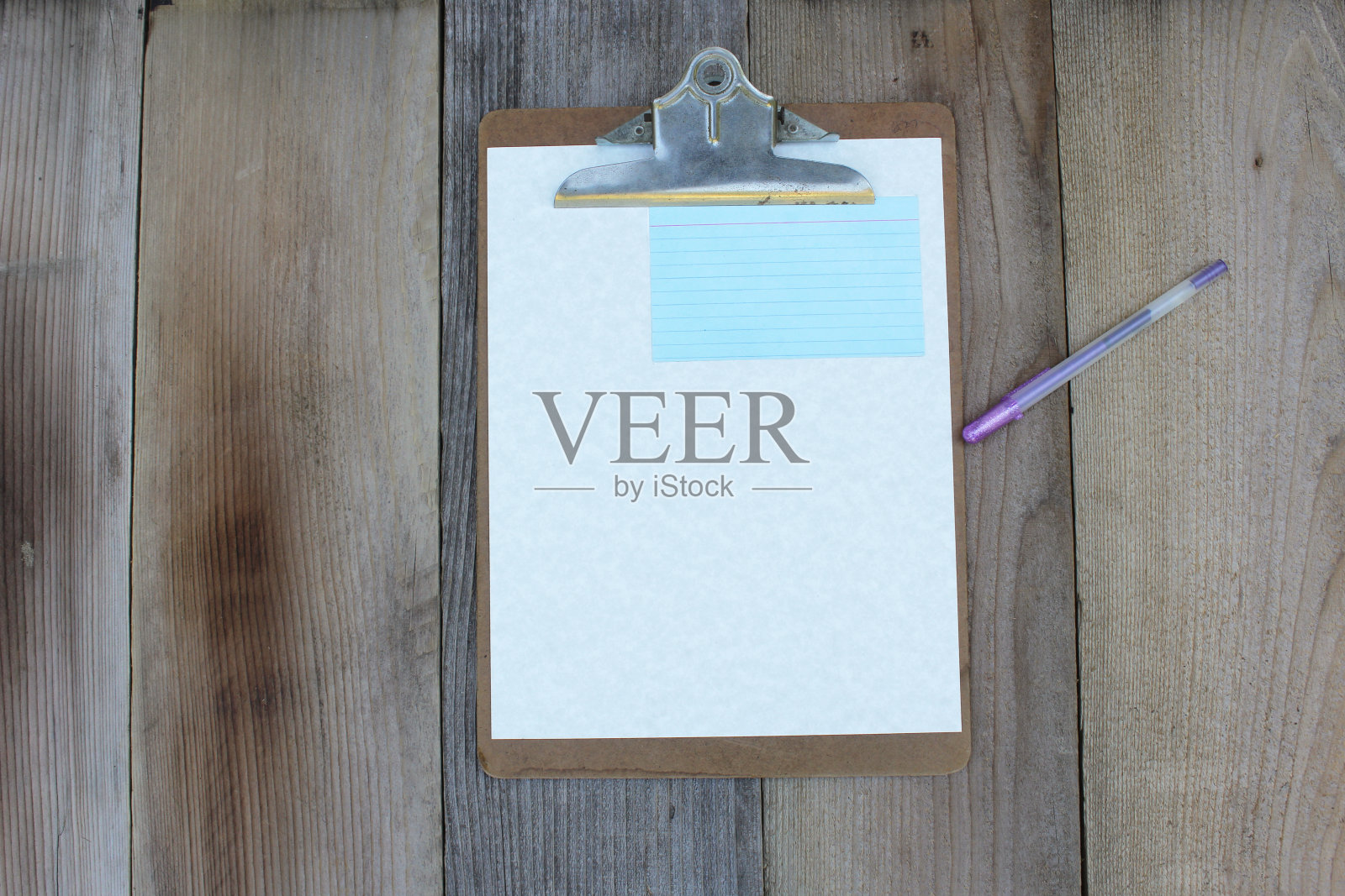 木桌上的空白纸剪贴板照片摄影图片