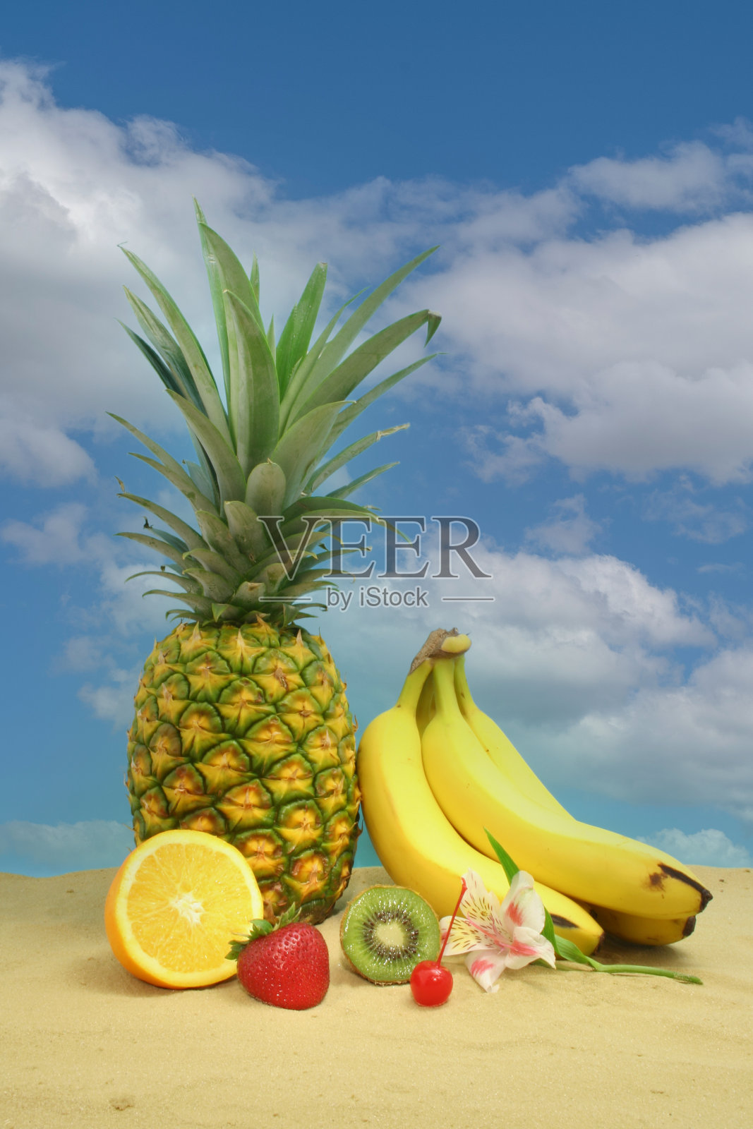 菠萝，热带饮料和水果与天空的沙子照片摄影图片