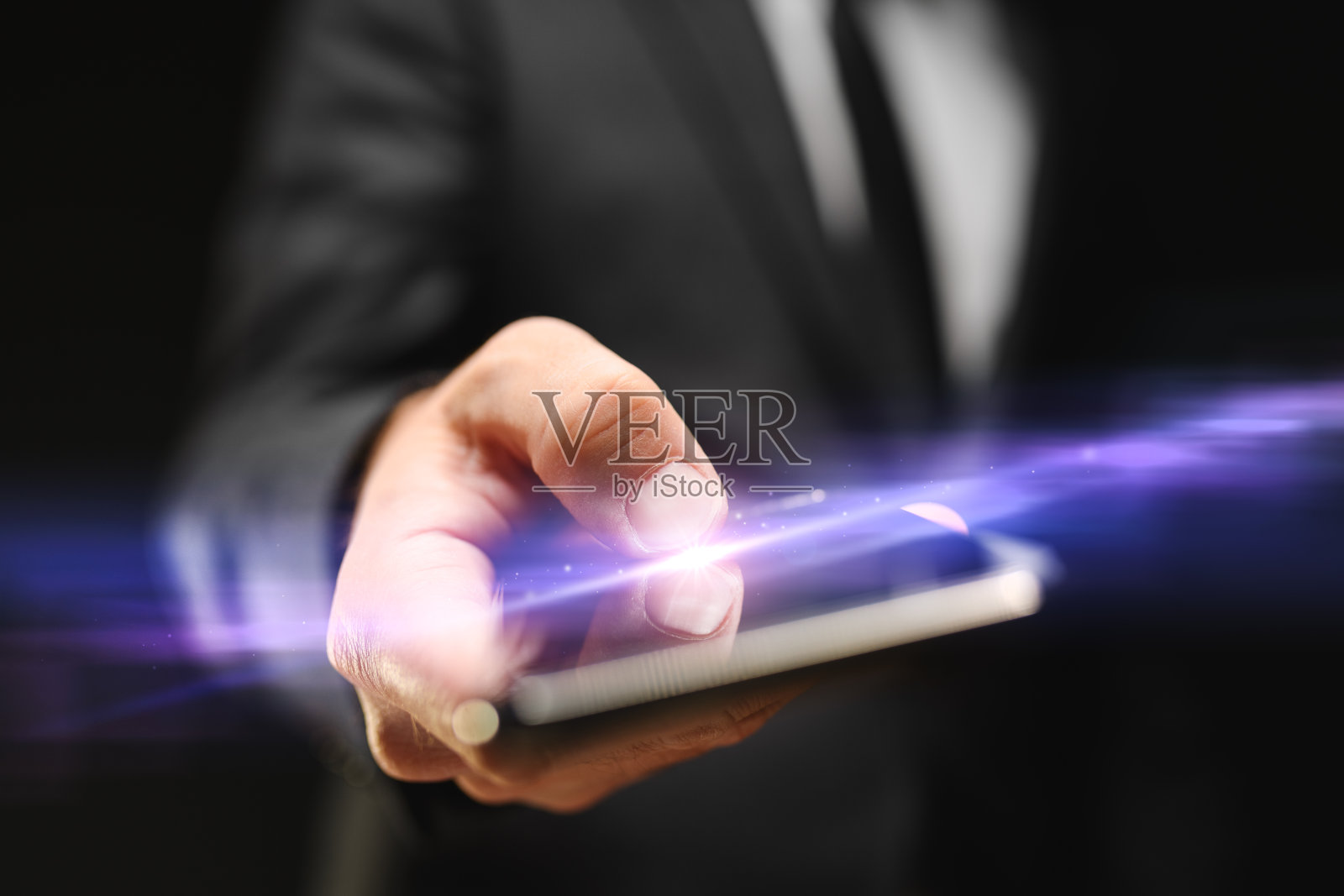 商人用手机，用拇指轻敲触摸屏的特写照片摄影图片