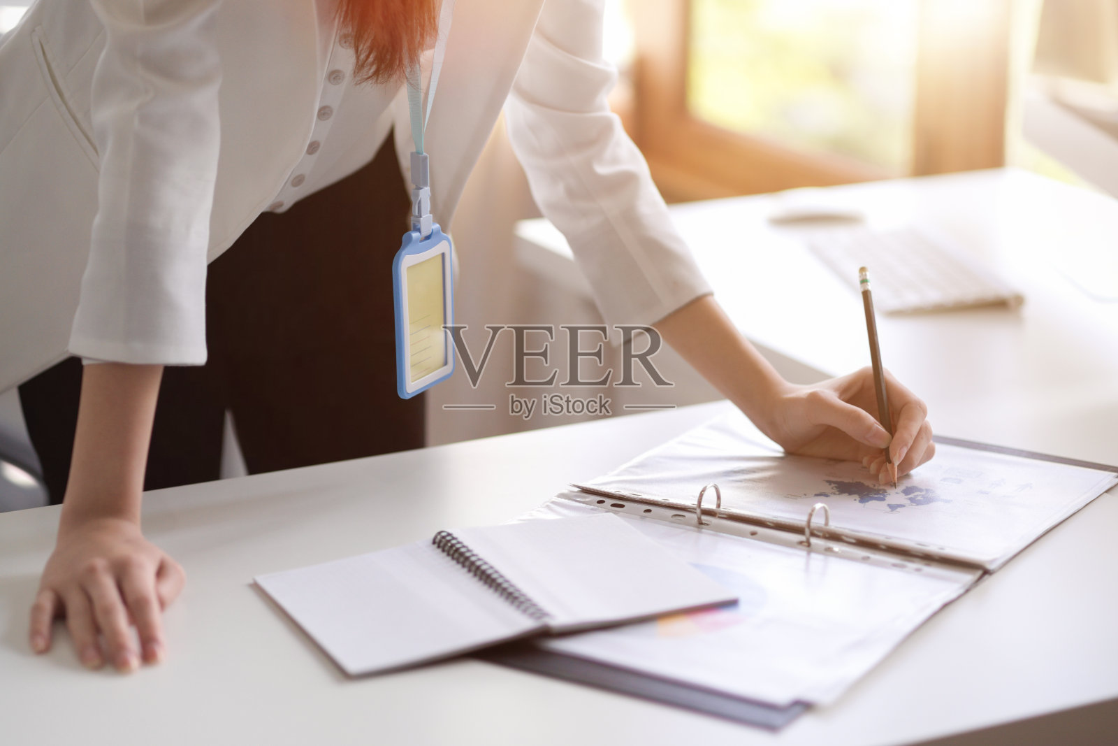 女商人在她的办公室里签署一份商业合同文件。照片摄影图片