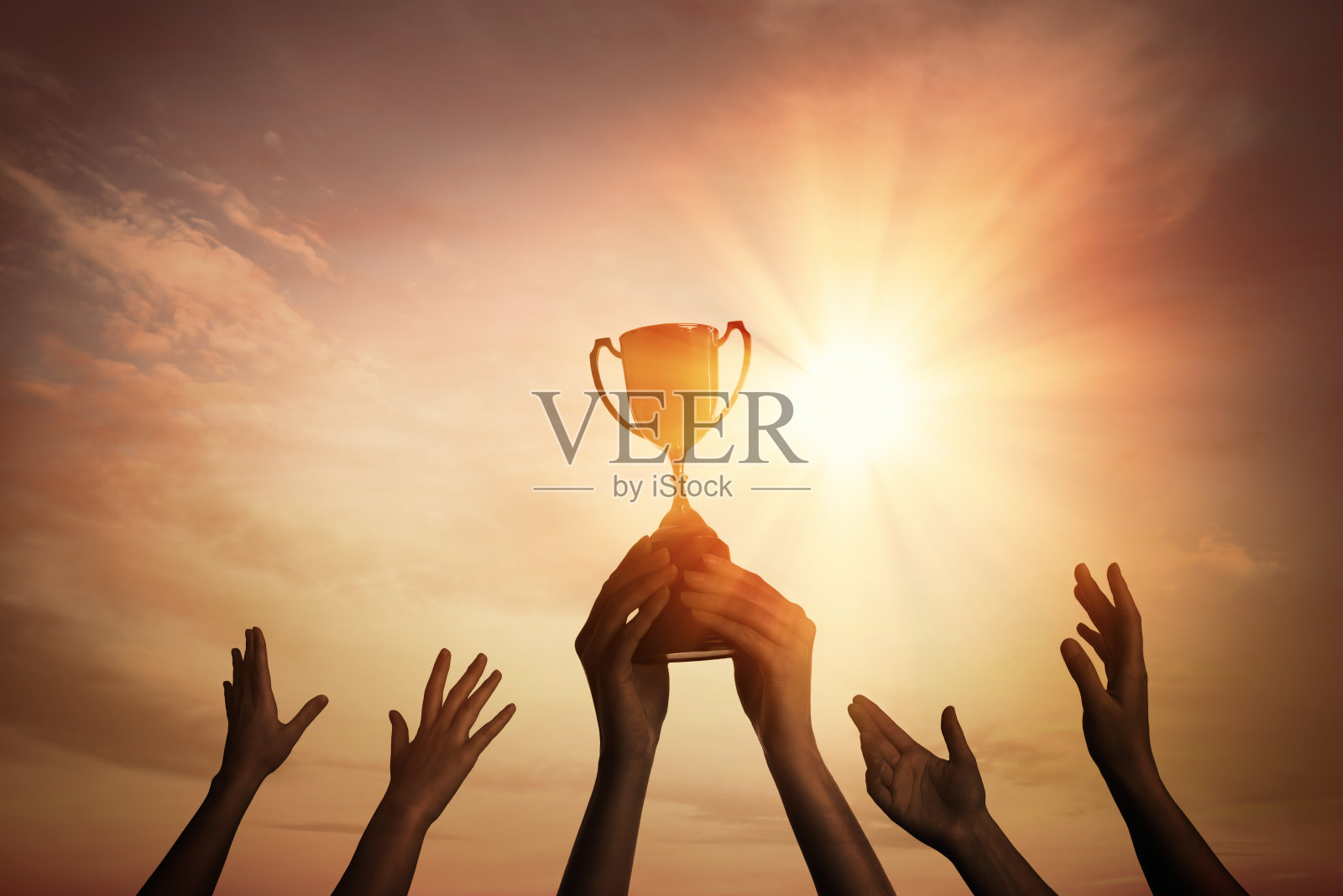 在阳光灿烂的天空下，赢得金杯的队伍照片摄影图片