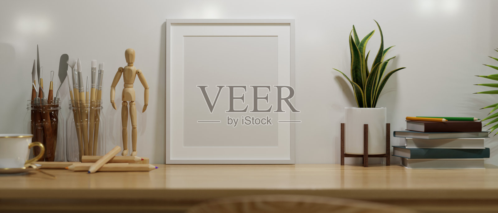 木制桌面上最小的白色空框架模型照片摄影图片