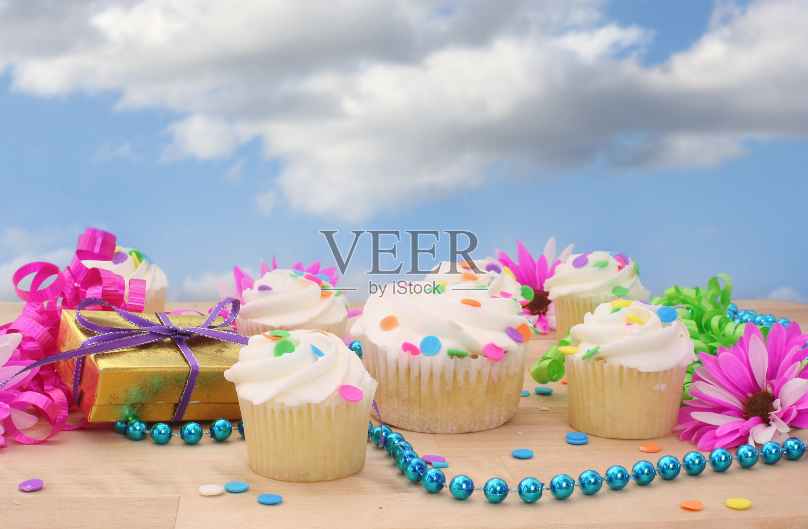 有白色糖霜和彩色糖屑的纸杯蛋糕照片摄影图片