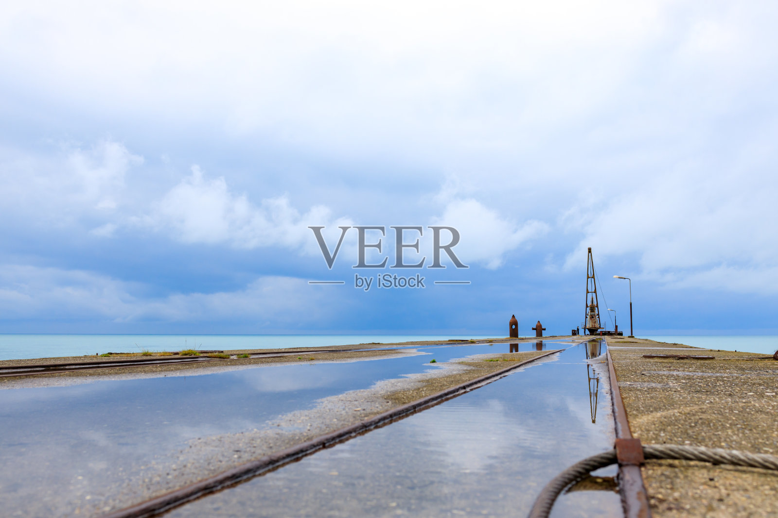 雨后的海墩，旧建筑已不作其预定用途照片摄影图片
