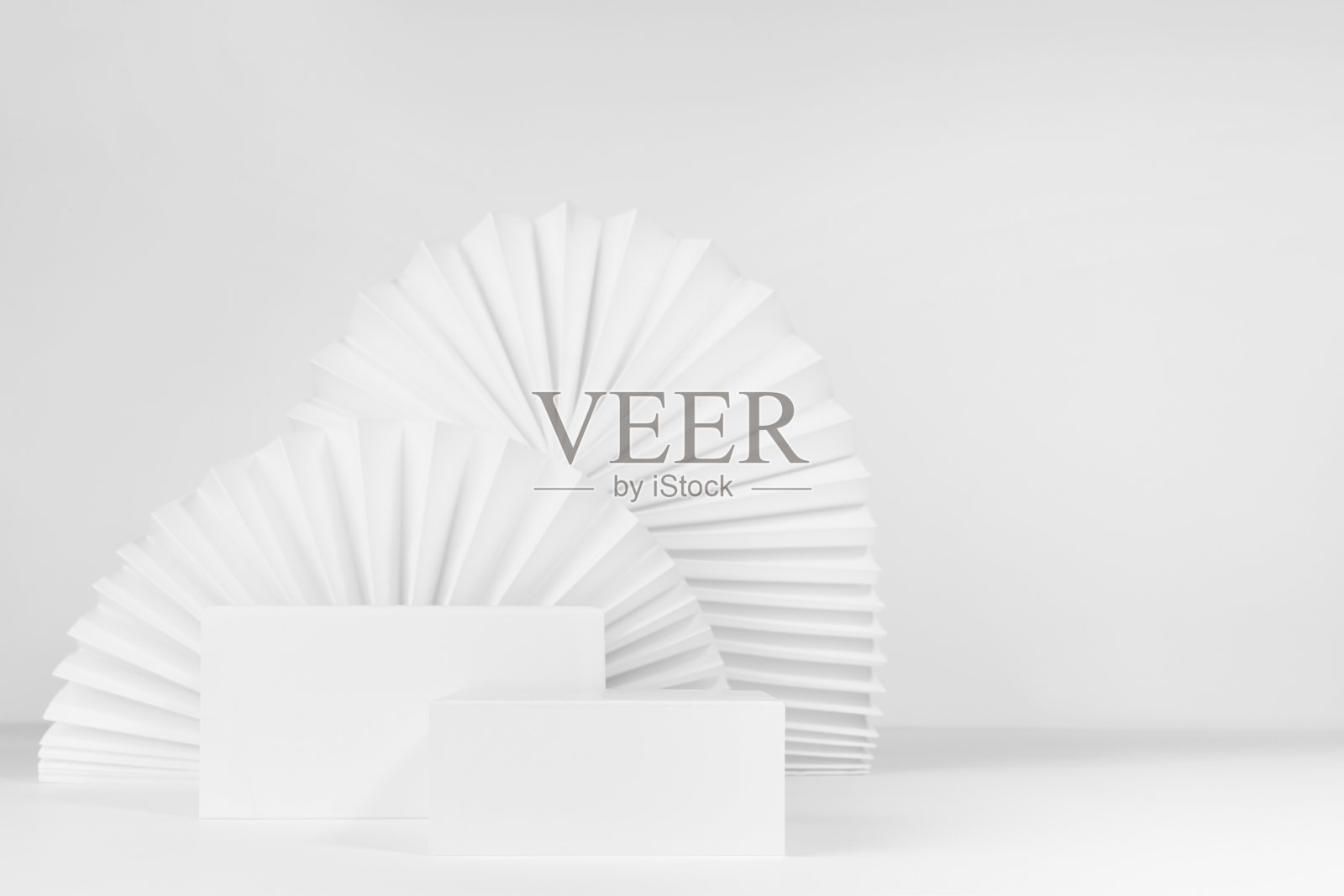 集两个长方形白色讲台模型与东方纸扇装饰在现代简约风格，舞台为化妆品产品或商品的展示，广告，设计，复制空间，正面观点。照片摄影图片