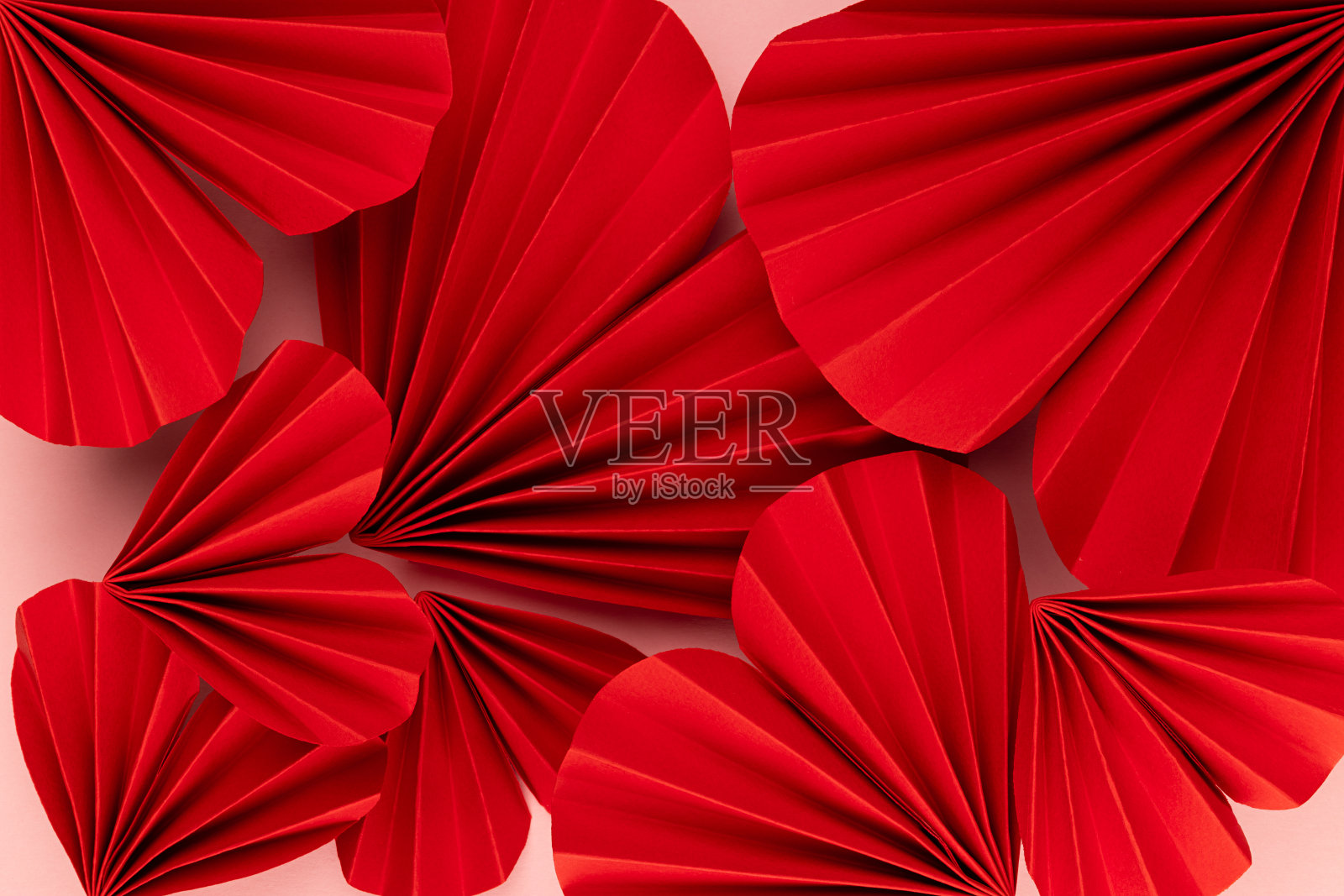 鲜红的心对折的中国纸扇作为浪漫的情人节背景，纹理，特写，俯视图。照片摄影图片