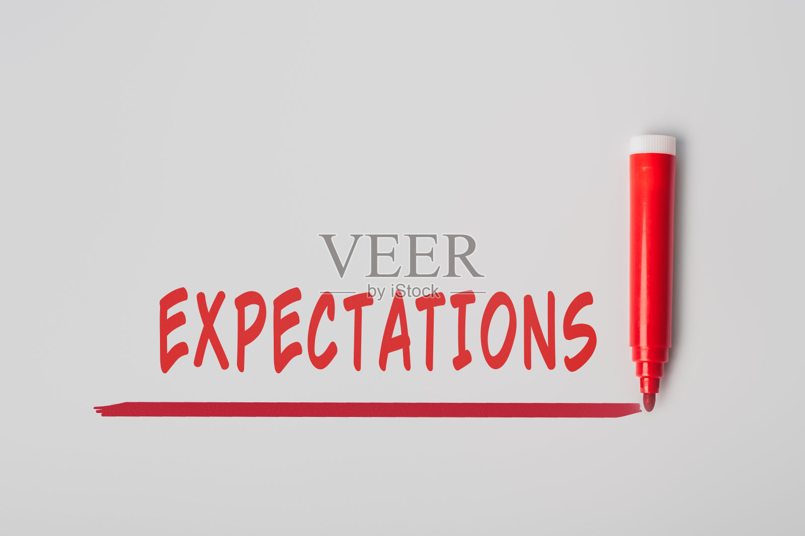 “期望”这个词，用红色的记号写在红线上，孤立在灰色的背景上照片摄影图片