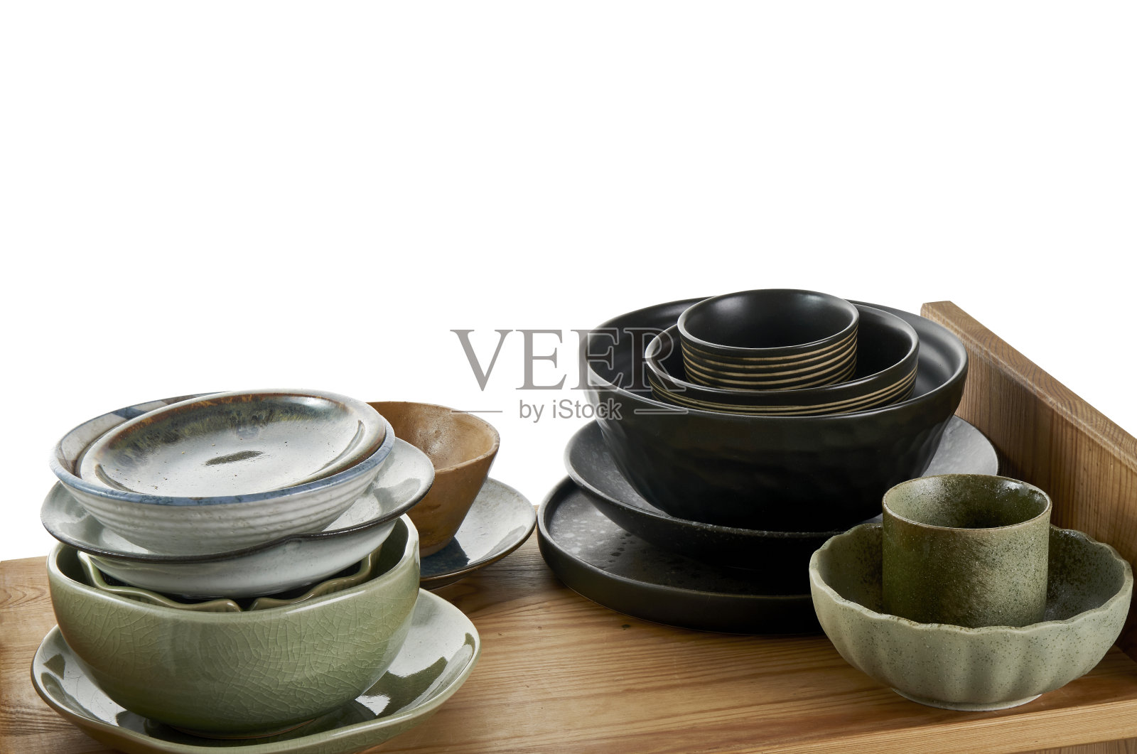 木架堆叠陶瓷板，空陶瓷板在木架孤立在白色背景与剪辑路径照片摄影图片